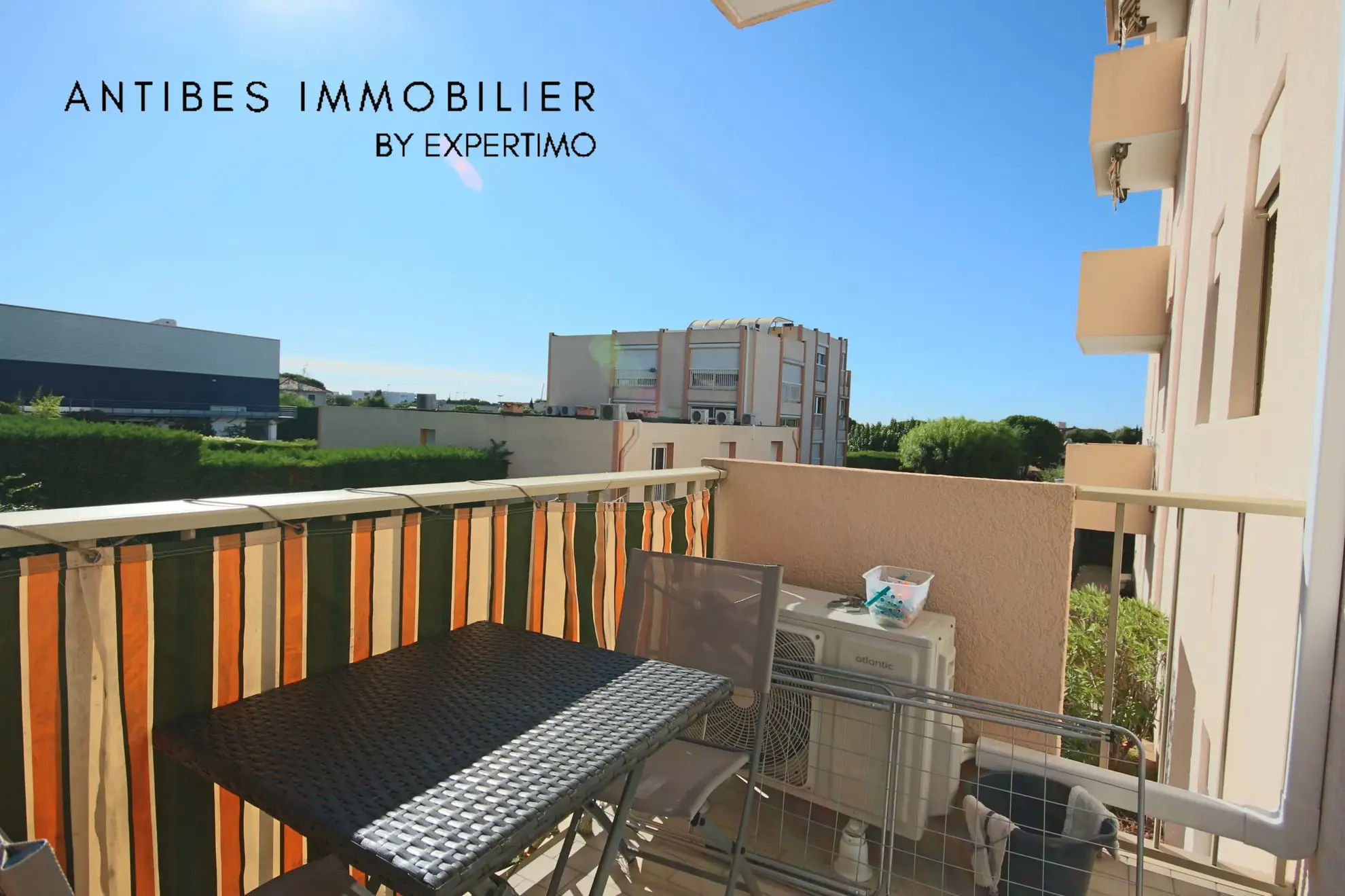Studio meublé de 27,8 m² avec balcon, piscine et parking à Saint Laurent du Var 