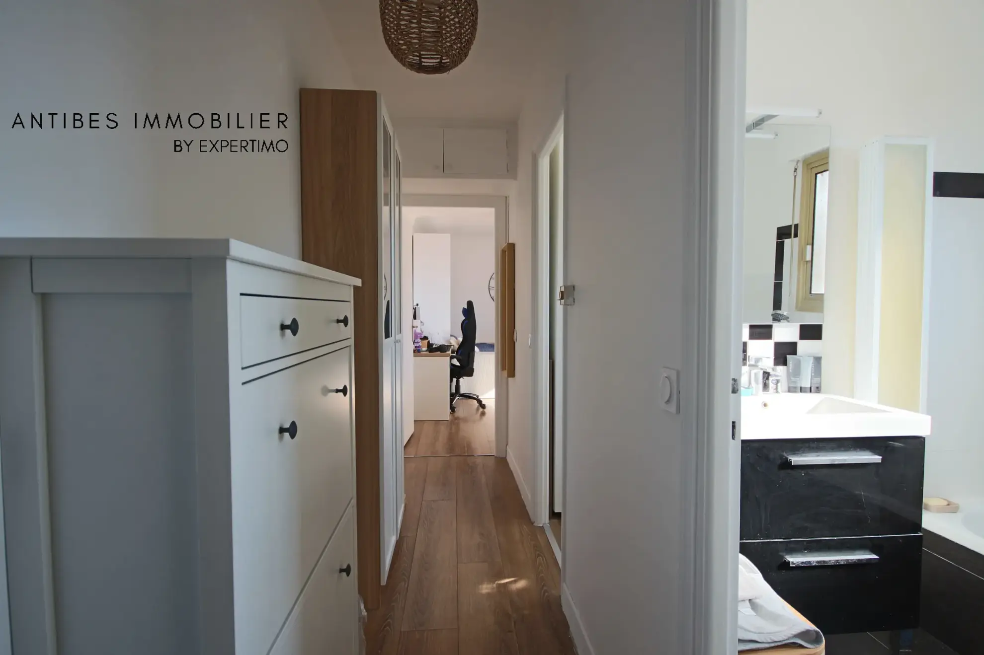 Studio meublé de 27,8 m² avec balcon, piscine et parking à Saint Laurent du Var 