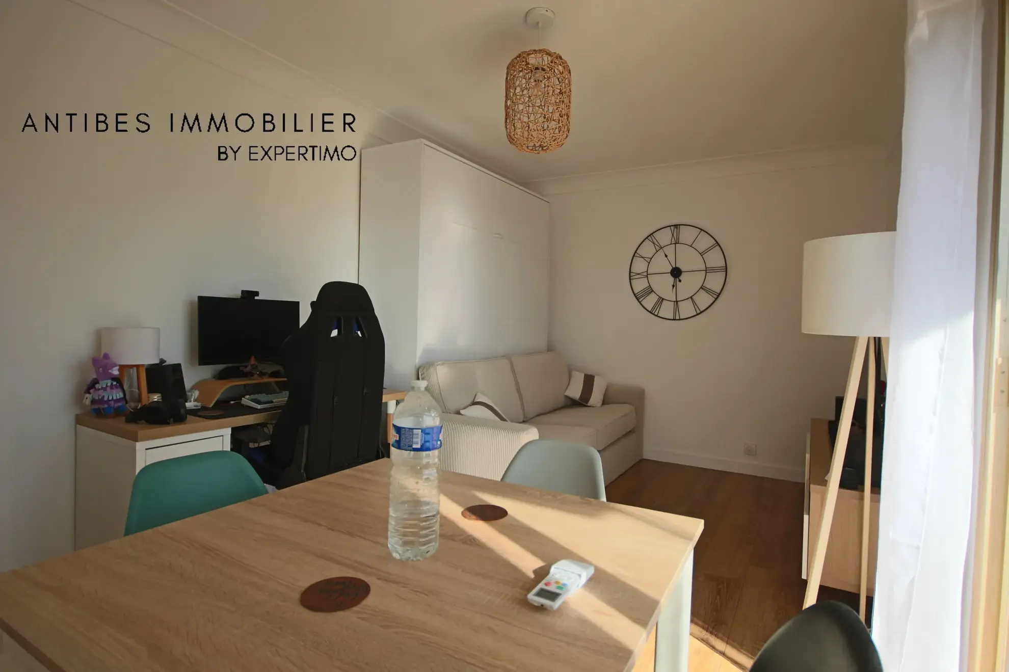 Studio meublé de 27,8 m² avec balcon, piscine et parking à Saint Laurent du Var 