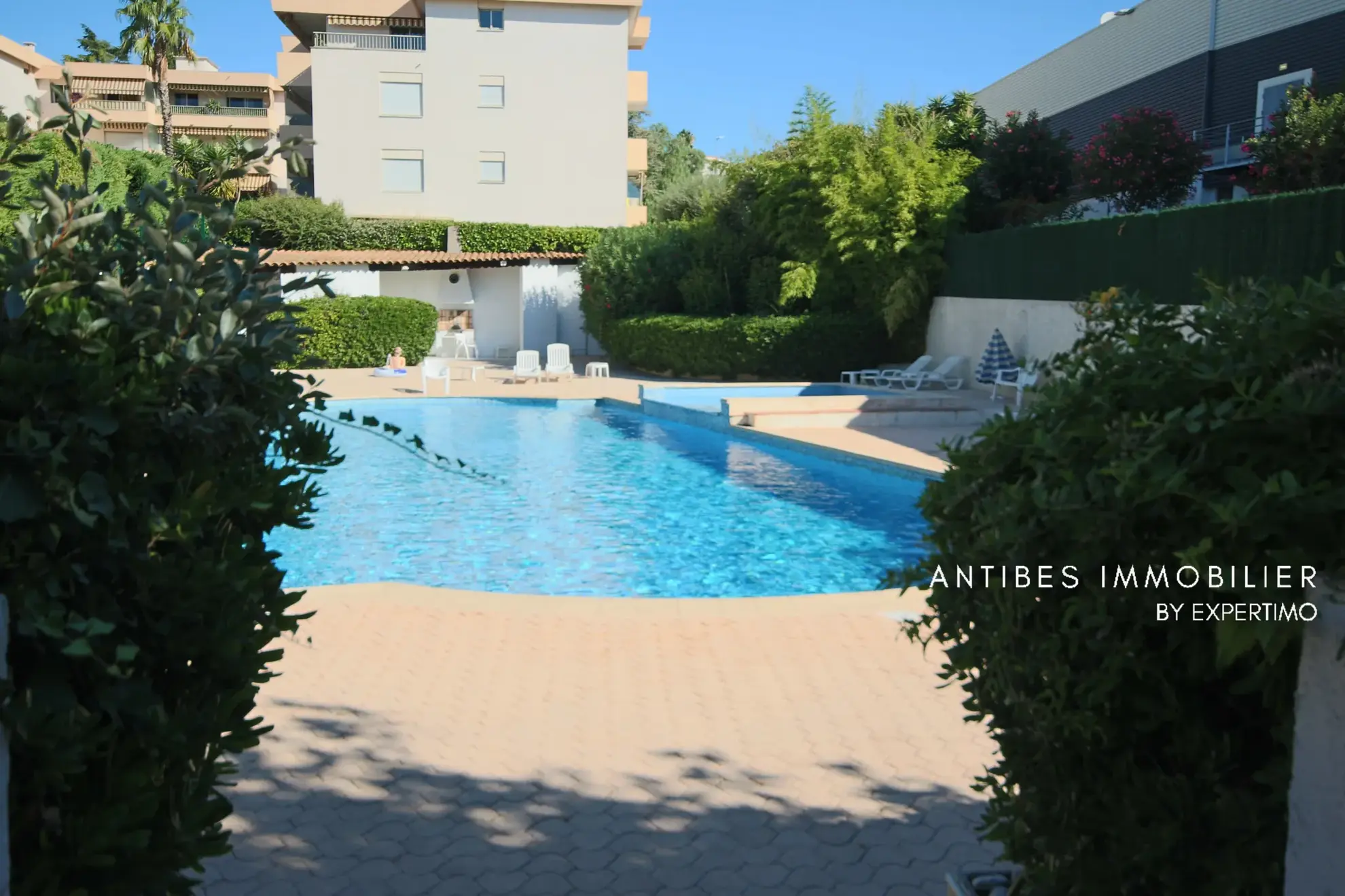 Studio meublé de 27,8 m² avec balcon, piscine et parking à Saint Laurent du Var 