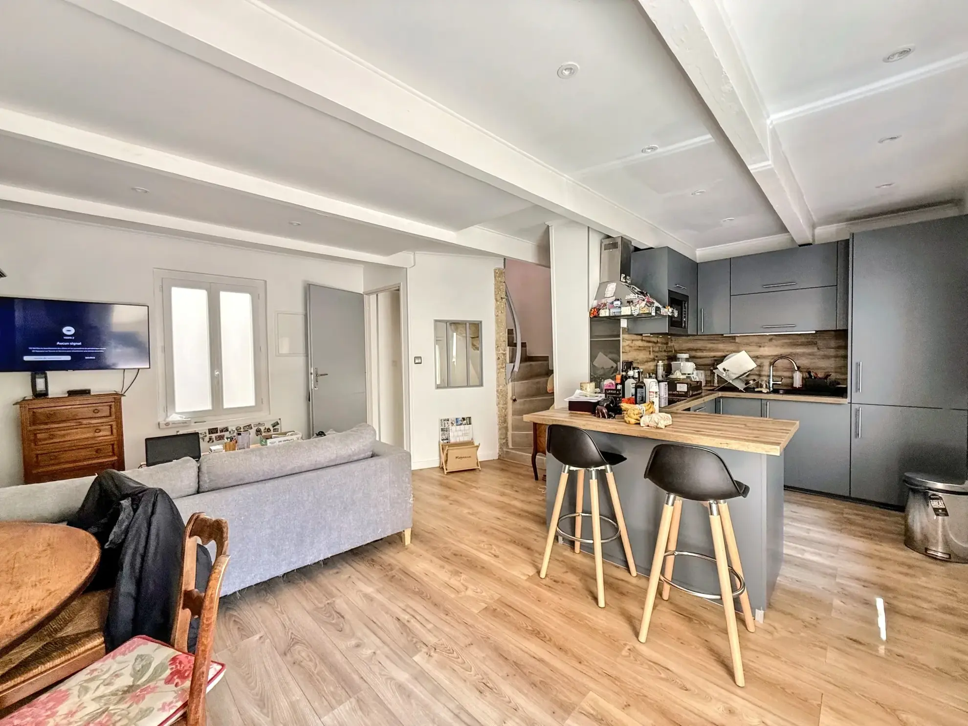 Maison de ville rénovée avec studio, cour et vue dégagée à Sommières 