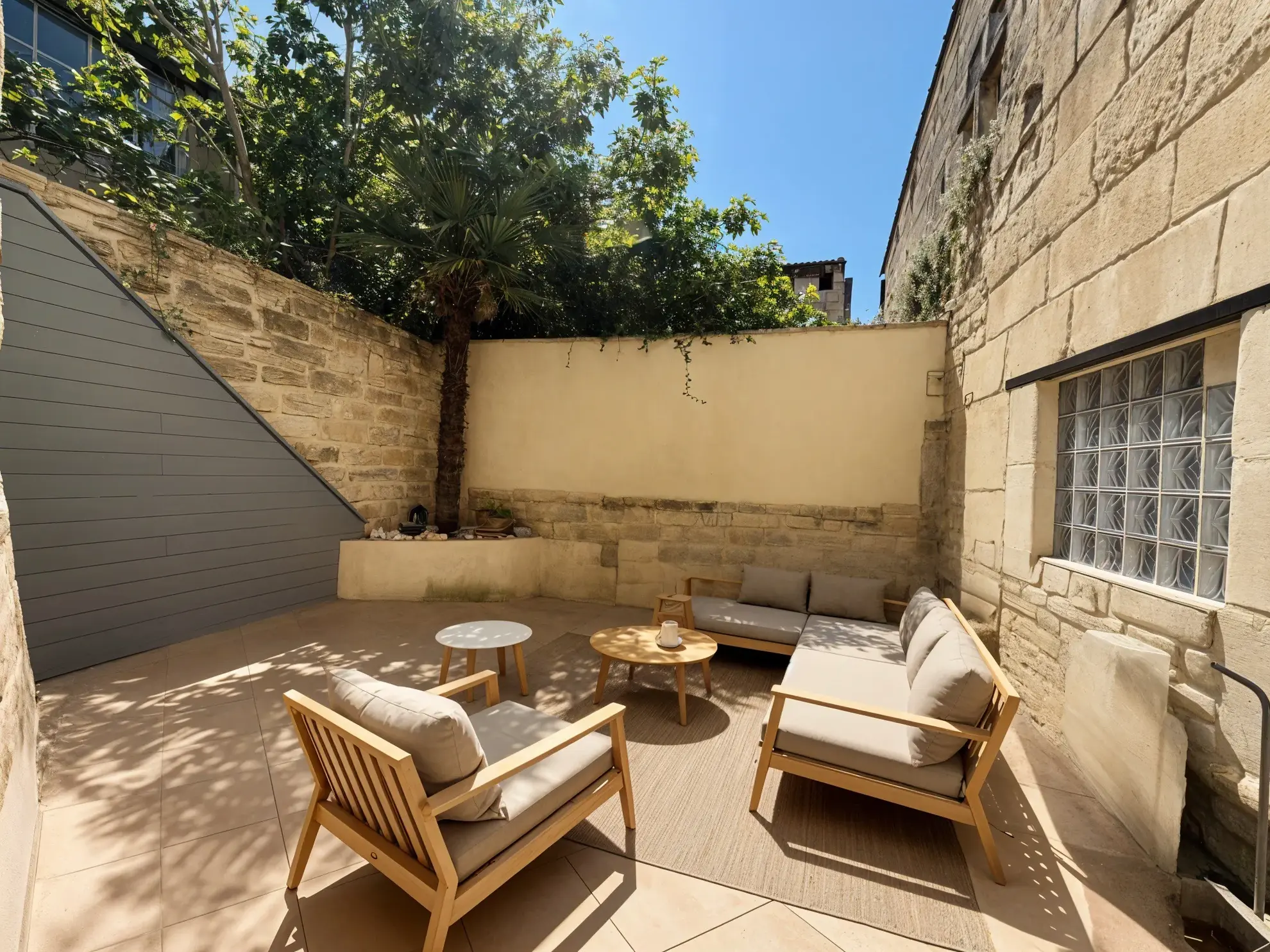 Maison de ville rénovée avec studio, cour et vue dégagée à Sommières 