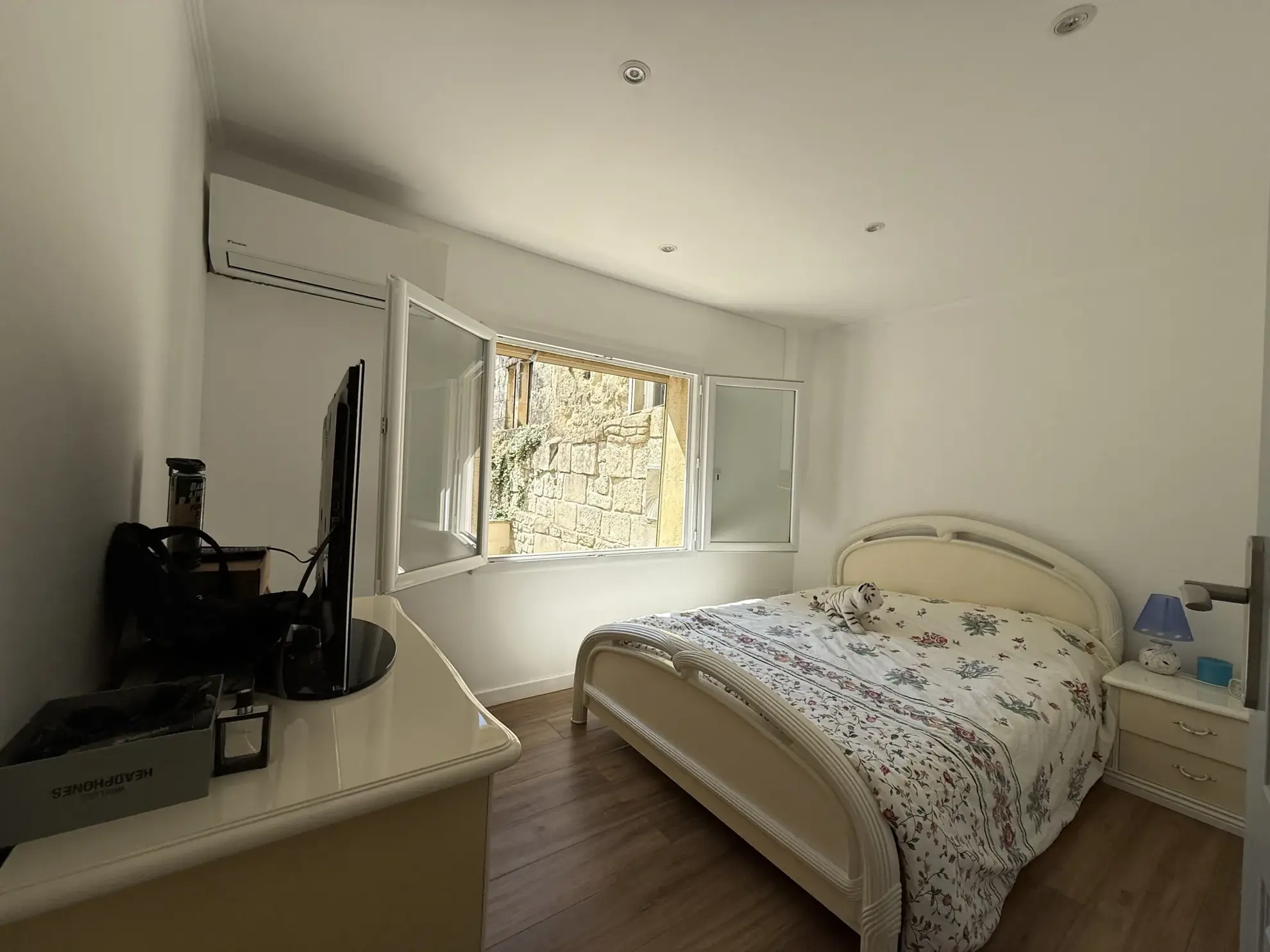 Maison de ville rénovée avec studio, cour et vue dégagée à Sommières 