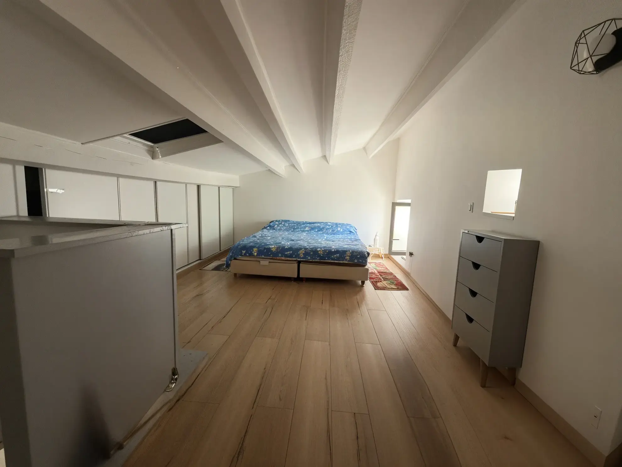 Maison de ville rénovée avec studio, cour et vue dégagée à Sommières 