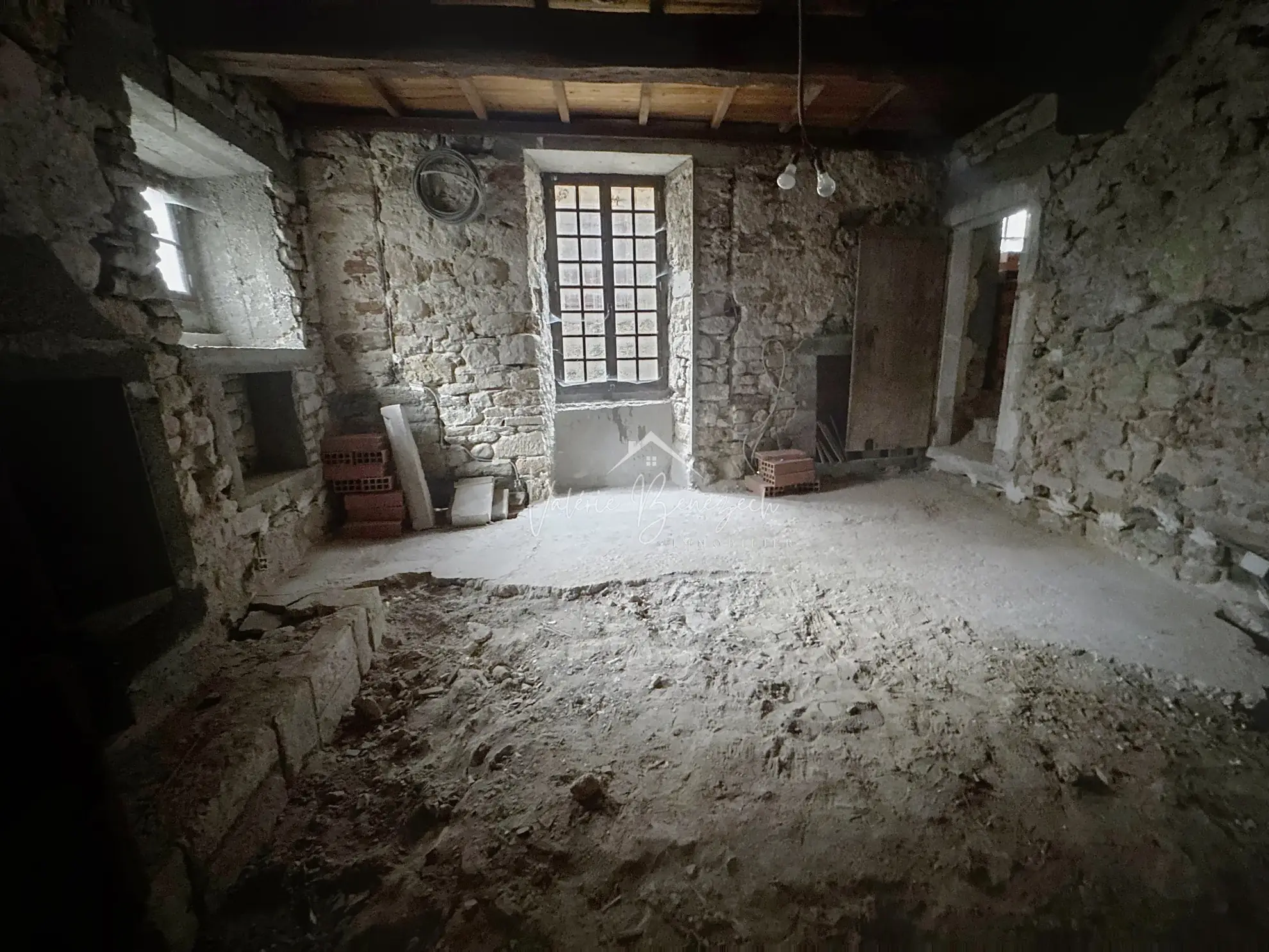 Maison en pierre à Versols (12400) de 102 m² à rénover, idéale résidence ou investissement 