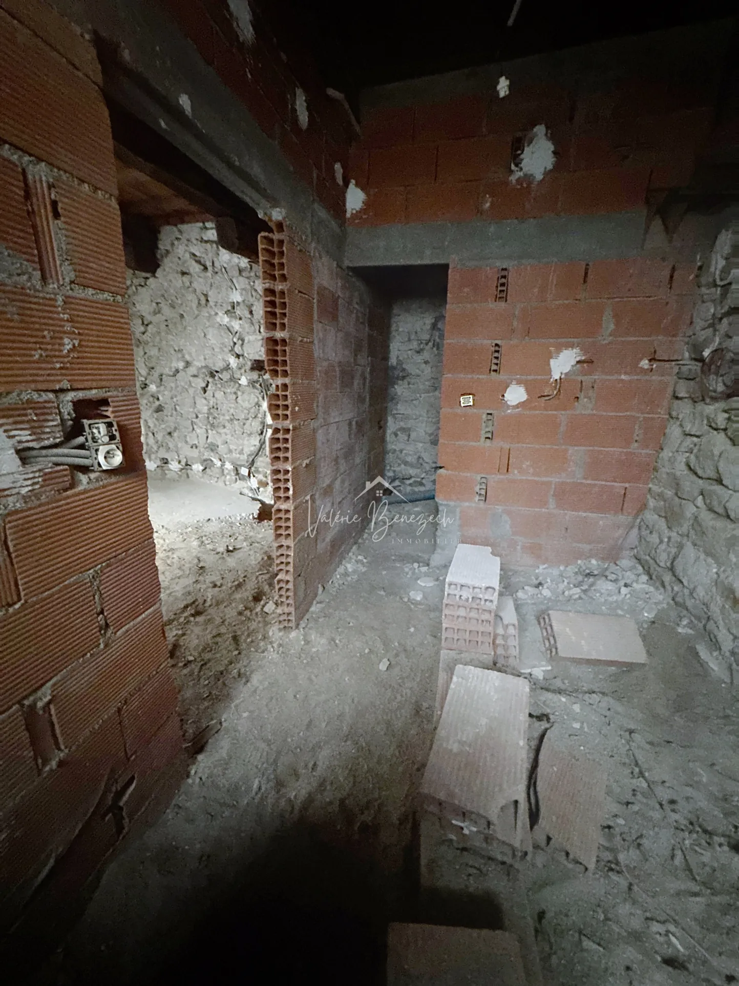 Maison en pierre à Versols (12400) de 102 m² à rénover, idéale résidence ou investissement 