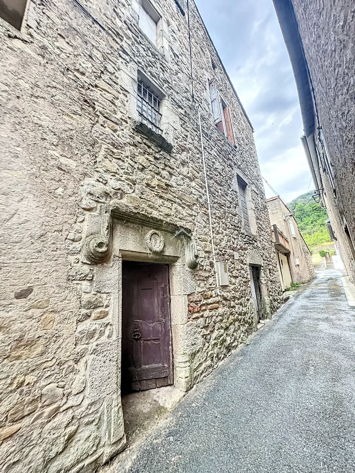 Maison en pierre à Versols (12400) de 102 m² à rénover, idéale résidence ou investissement