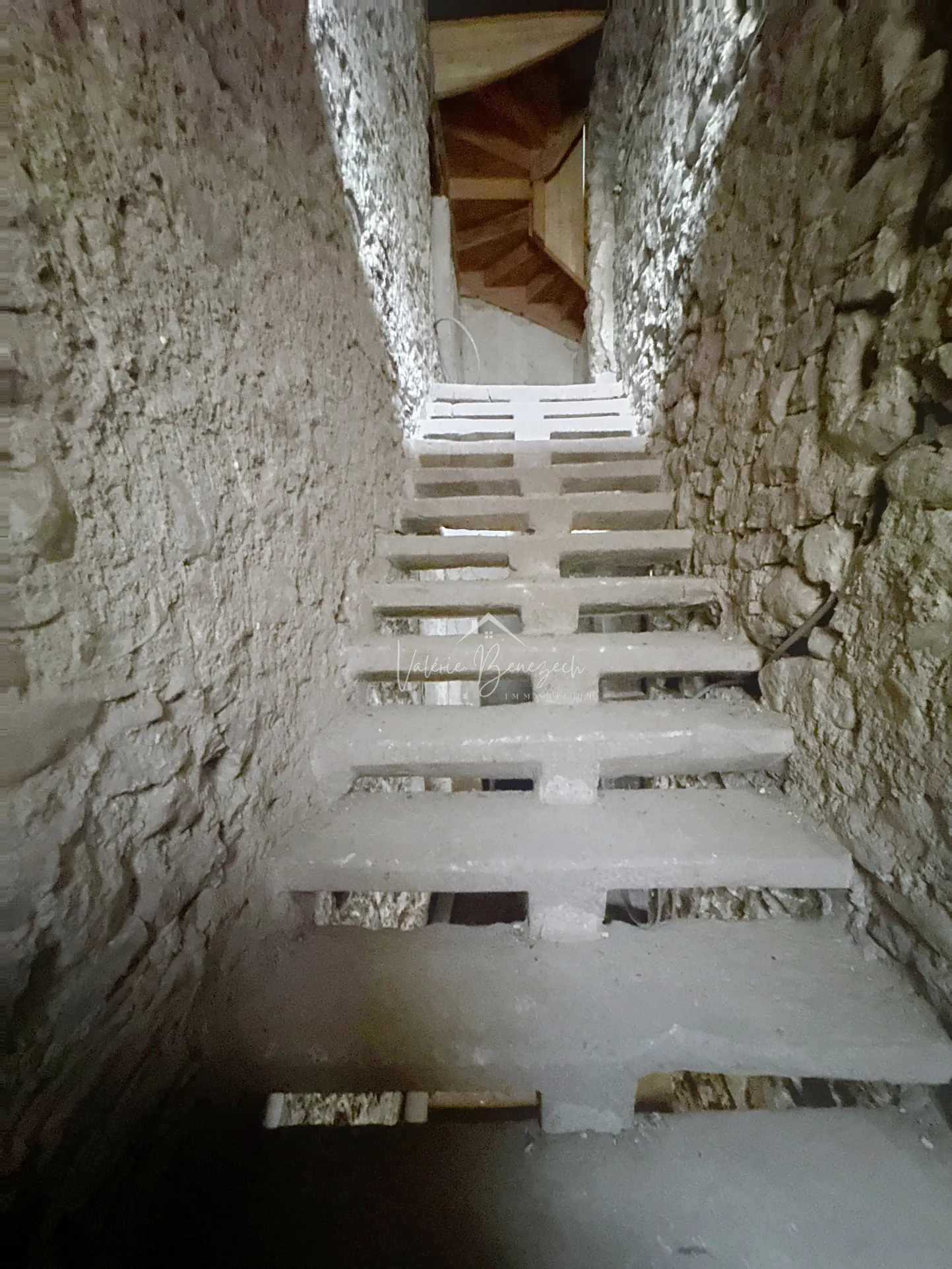 Maison en pierre à Versols (12400) de 102 m² à rénover, idéale résidence ou investissement 