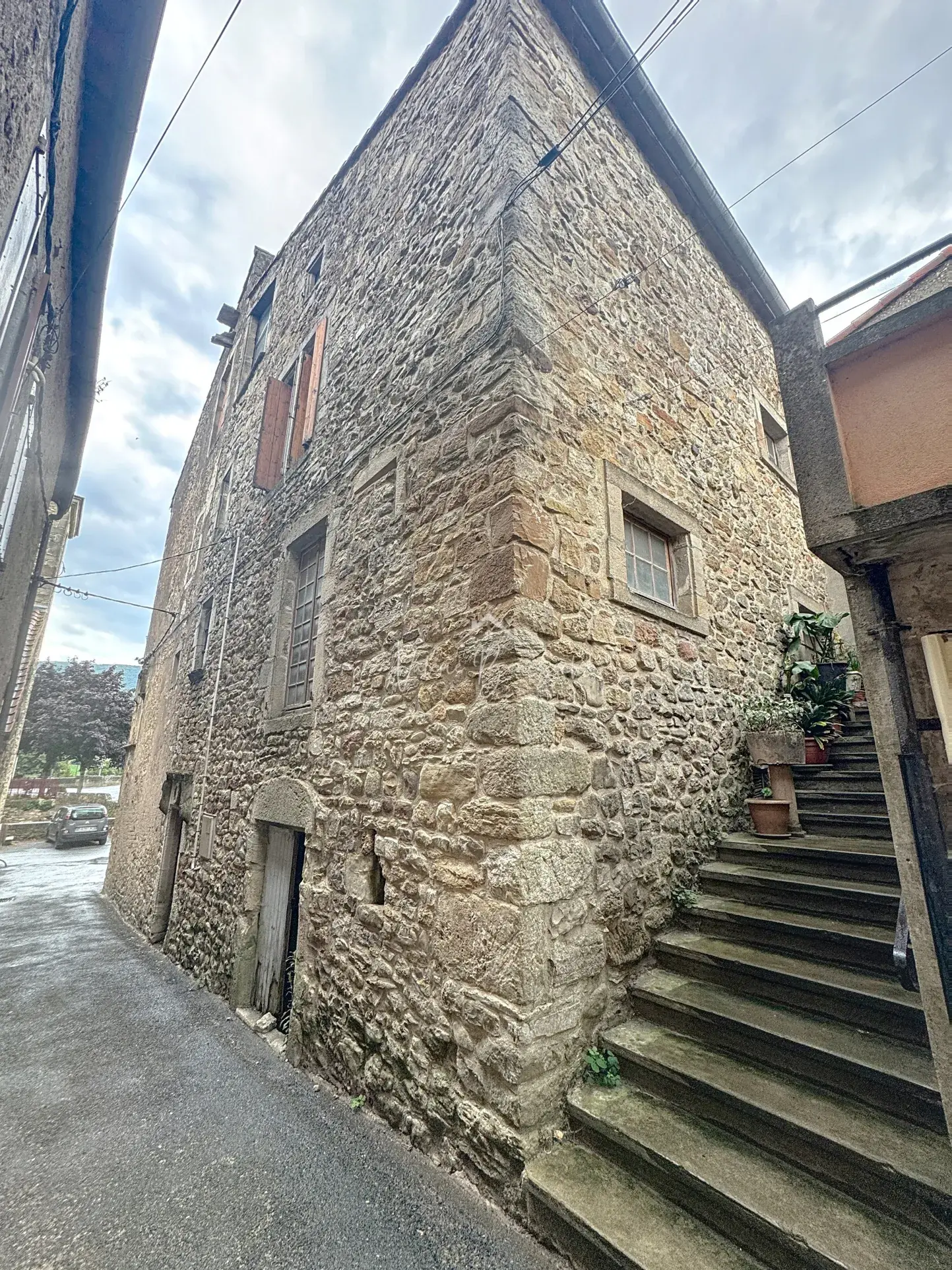 Maison en pierre à Versols (12400) de 102 m² à rénover, idéale résidence ou investissement 