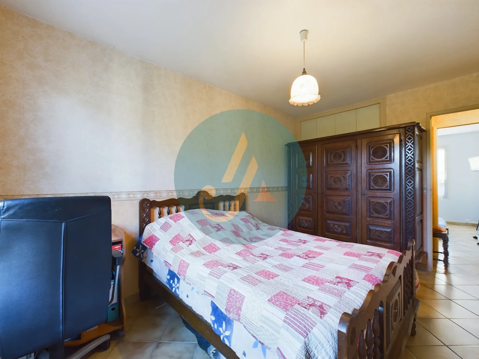 Vente pavillon de plain-pied avec 2 chambres, grand garage et jardin clos à Saint-Prive 