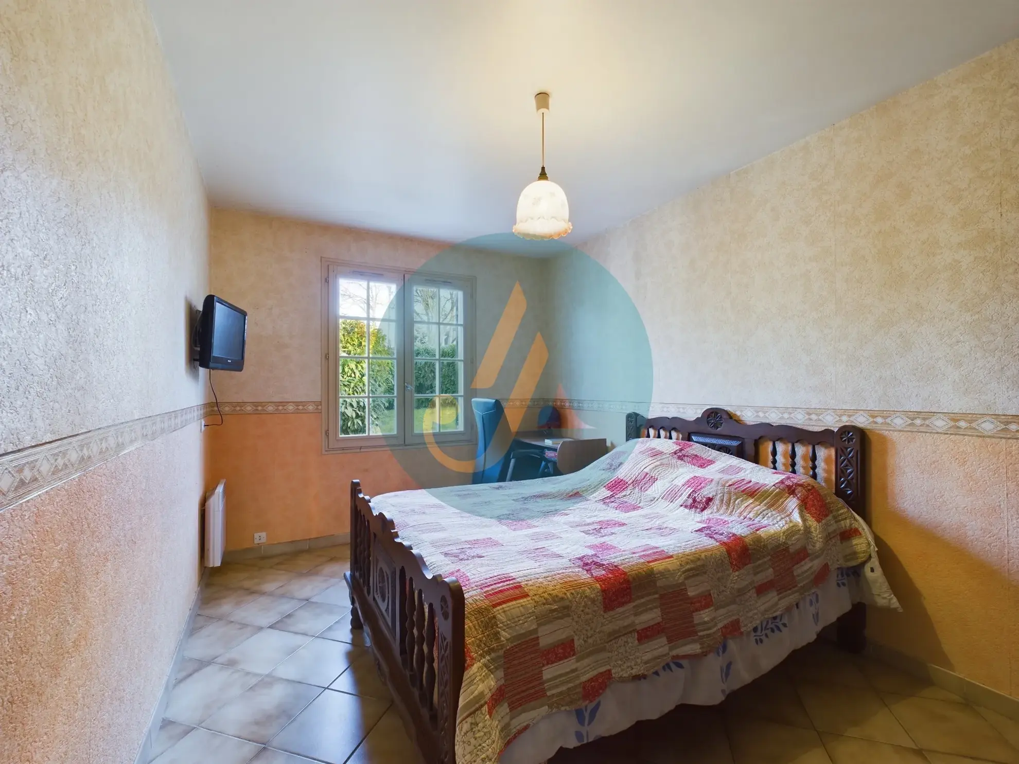 Vente pavillon de plain-pied avec 2 chambres, grand garage et jardin clos à Saint-Prive 