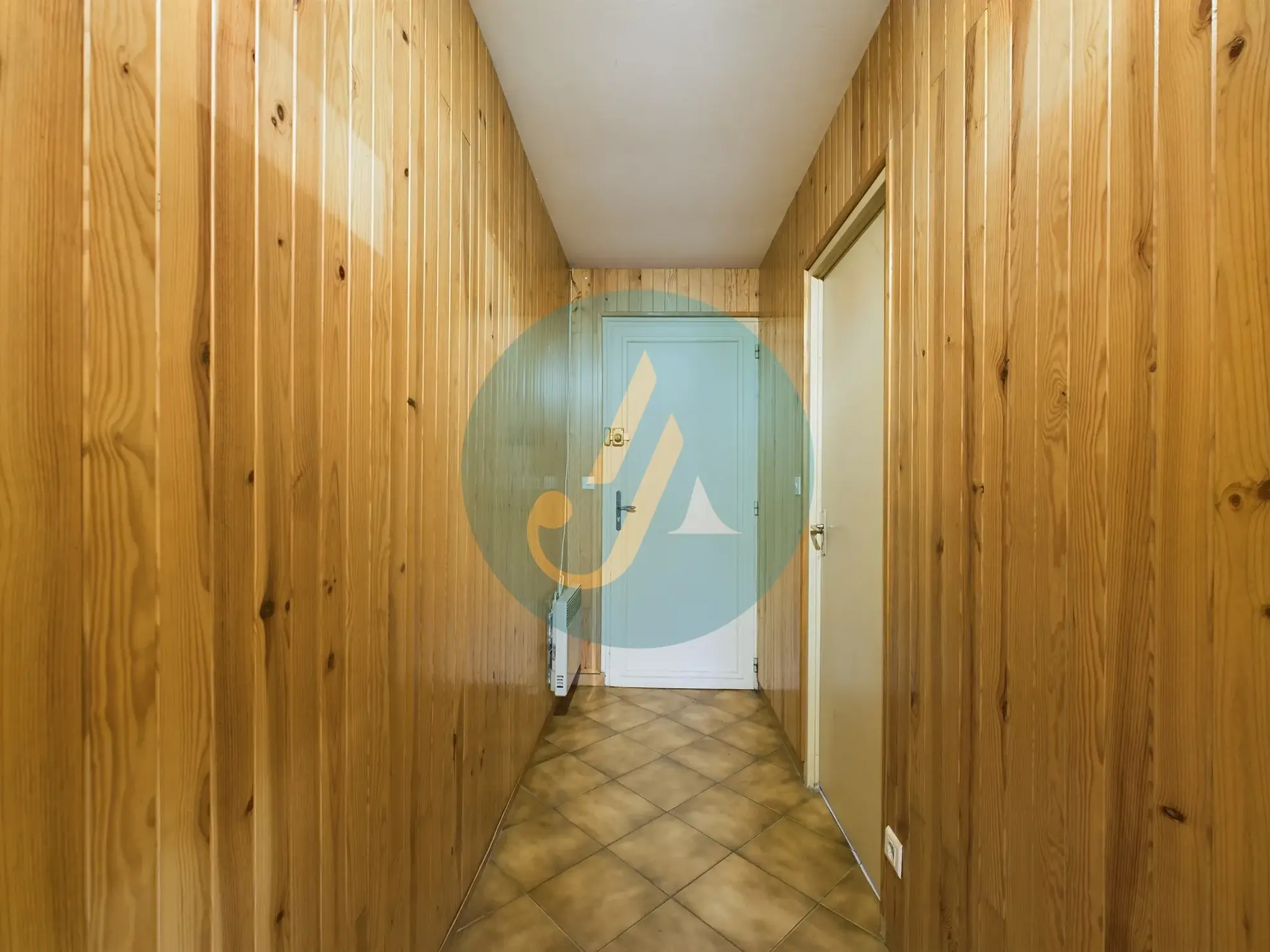 Vente pavillon de plain-pied avec 2 chambres, grand garage et jardin clos à Saint-Prive 