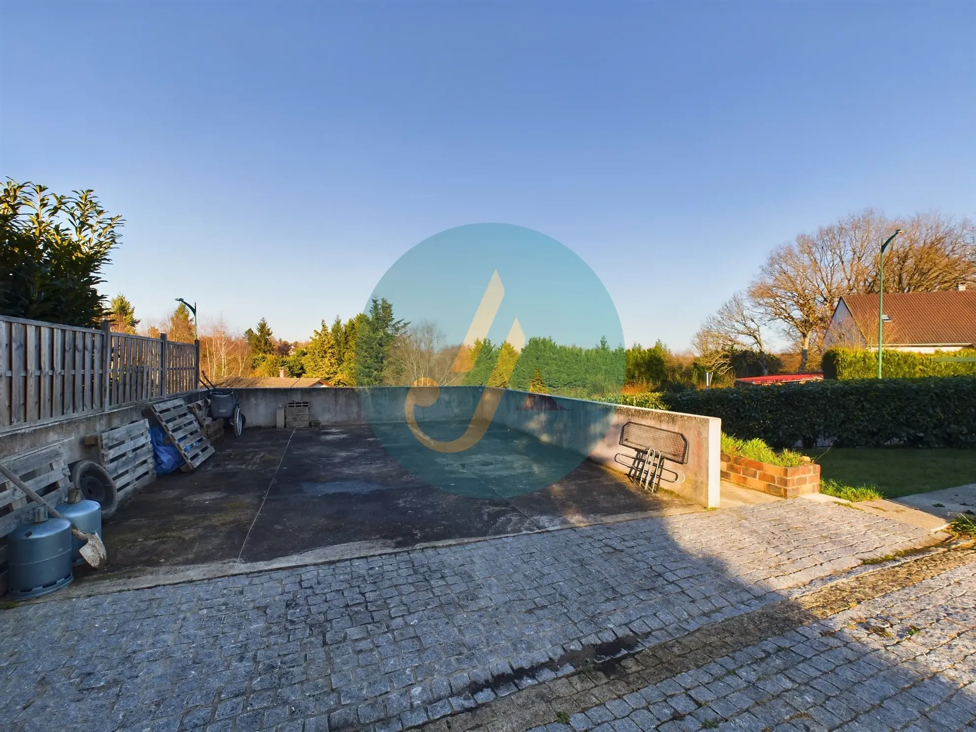 Vente pavillon de plain-pied avec 2 chambres, grand garage et jardin clos à Saint-Prive 