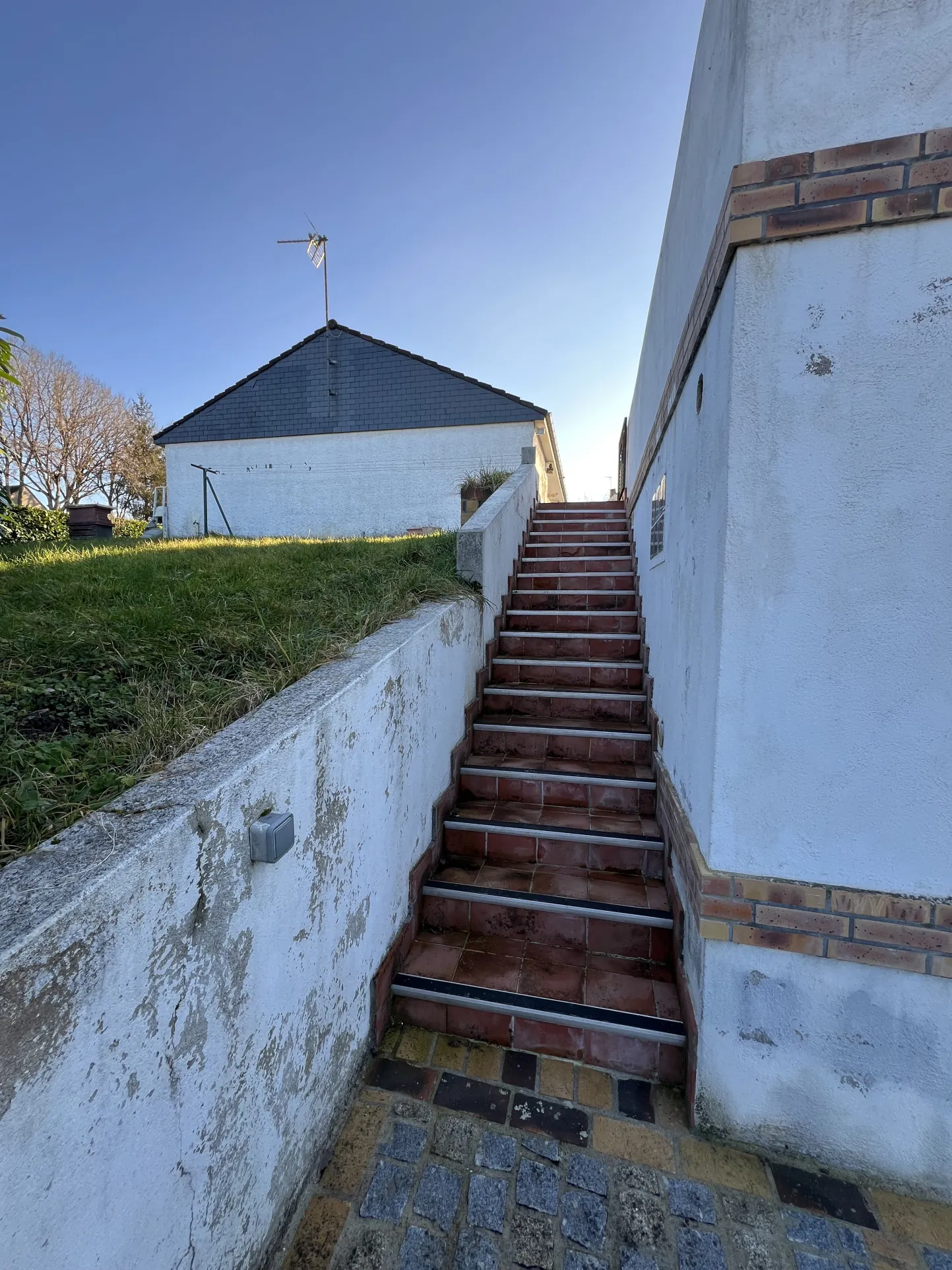 Vente pavillon de plain-pied avec 2 chambres, grand garage et jardin clos à Saint-Prive 