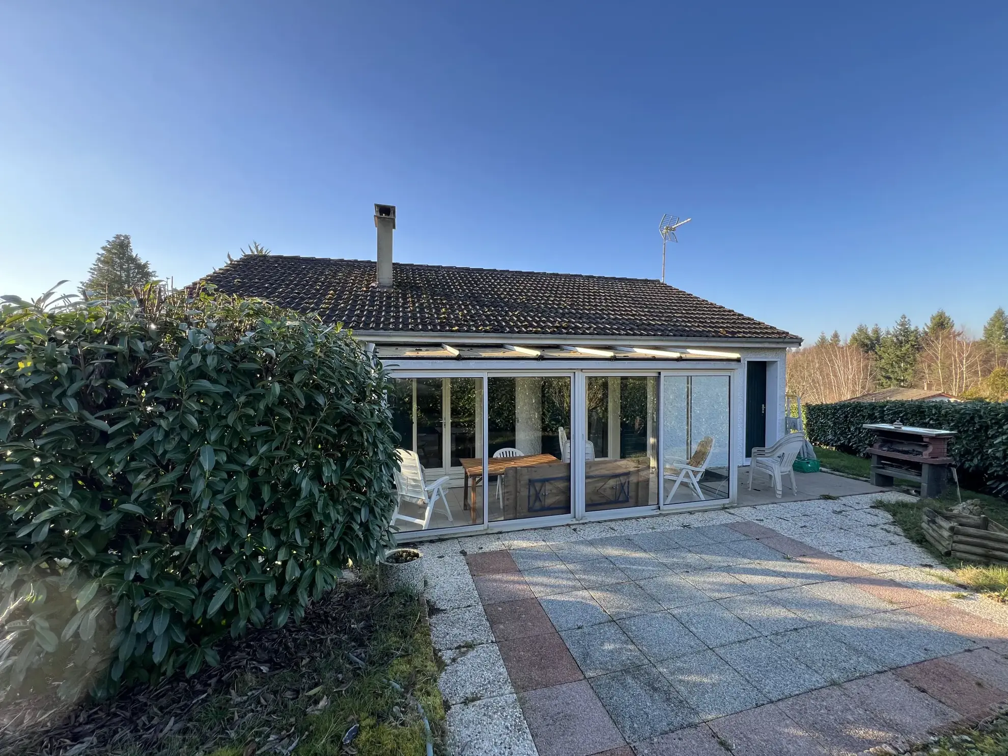 Vente pavillon de plain-pied avec 2 chambres, grand garage et jardin clos à Saint-Prive 