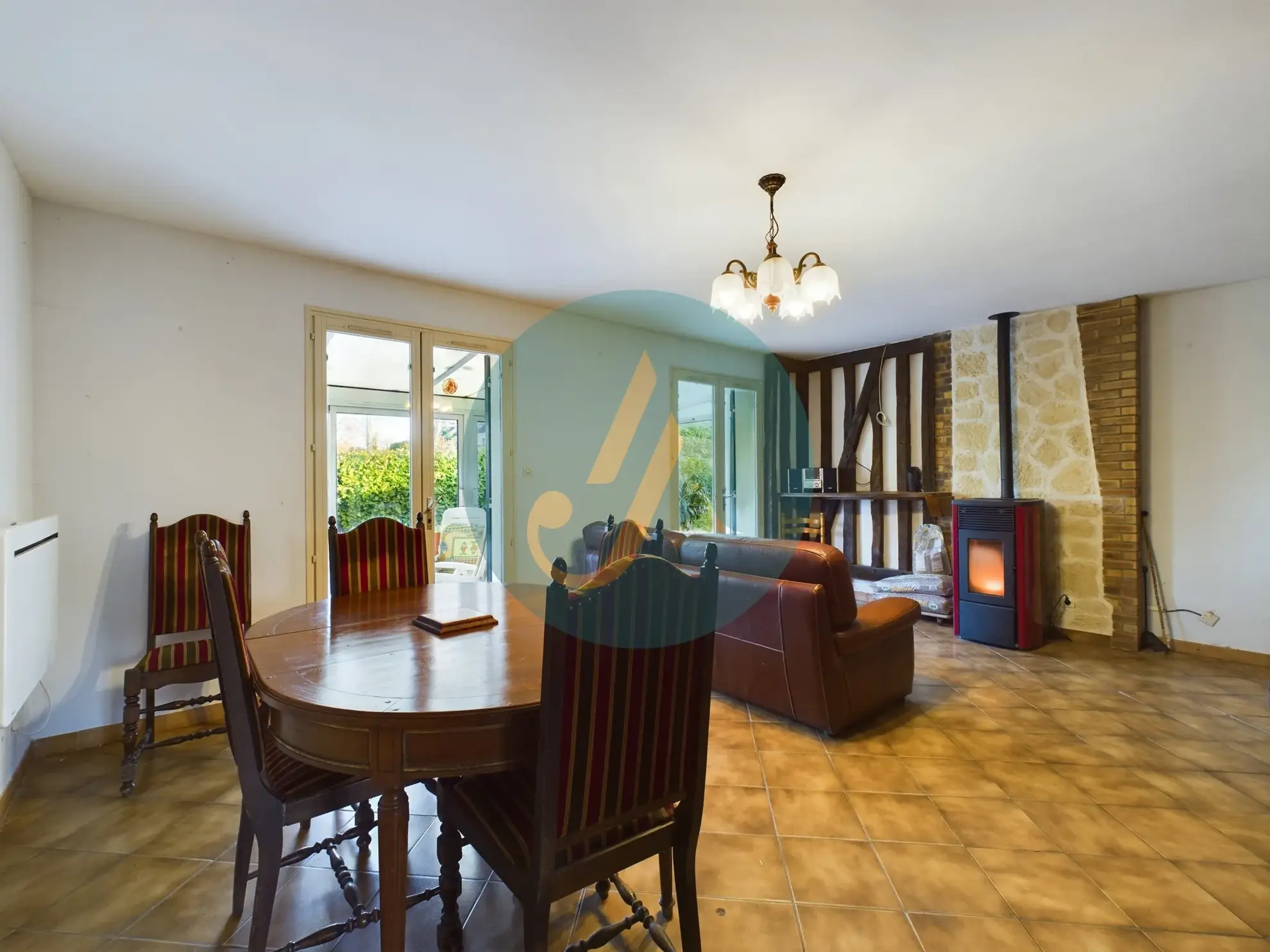 Vente pavillon de plain-pied avec 2 chambres, grand garage et jardin clos à Saint-Prive