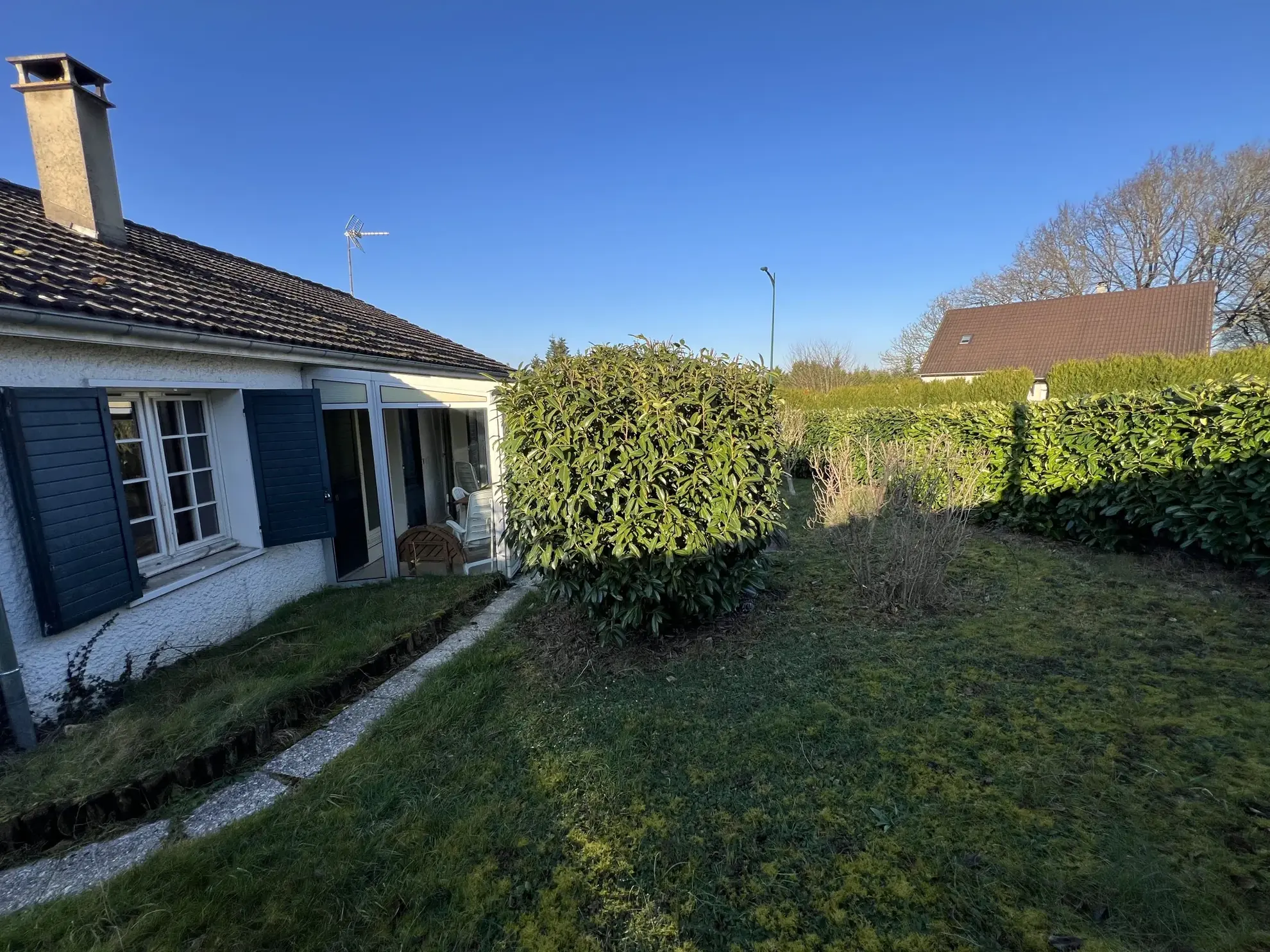 Vente pavillon de plain-pied avec 2 chambres, grand garage et jardin clos à Saint-Prive 
