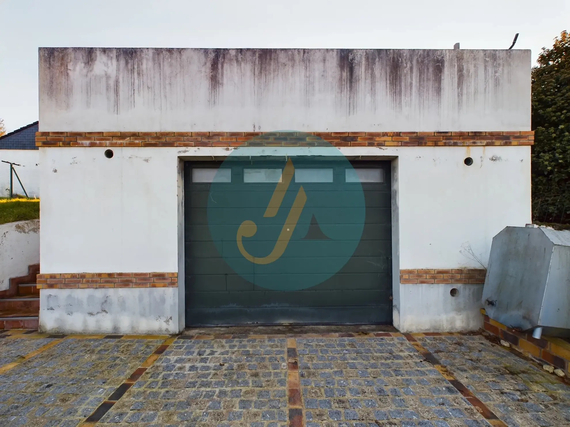 Vente pavillon de plain-pied avec 2 chambres, grand garage et jardin clos à Saint-Prive 