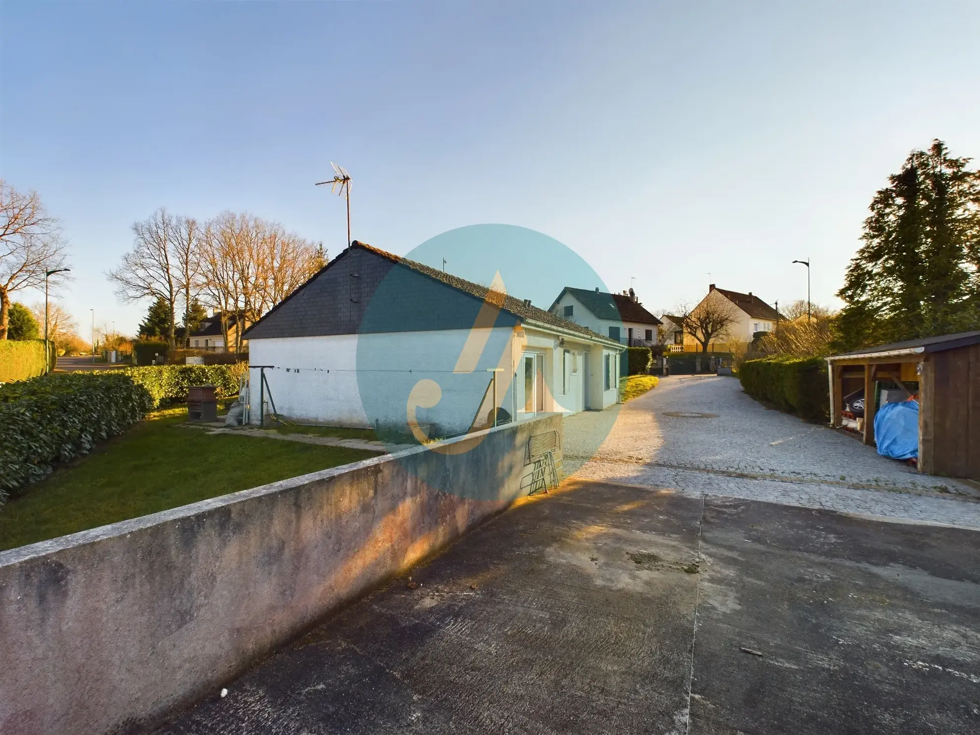 Vente pavillon de plain-pied avec 2 chambres, grand garage et jardin clos à Saint-Prive 