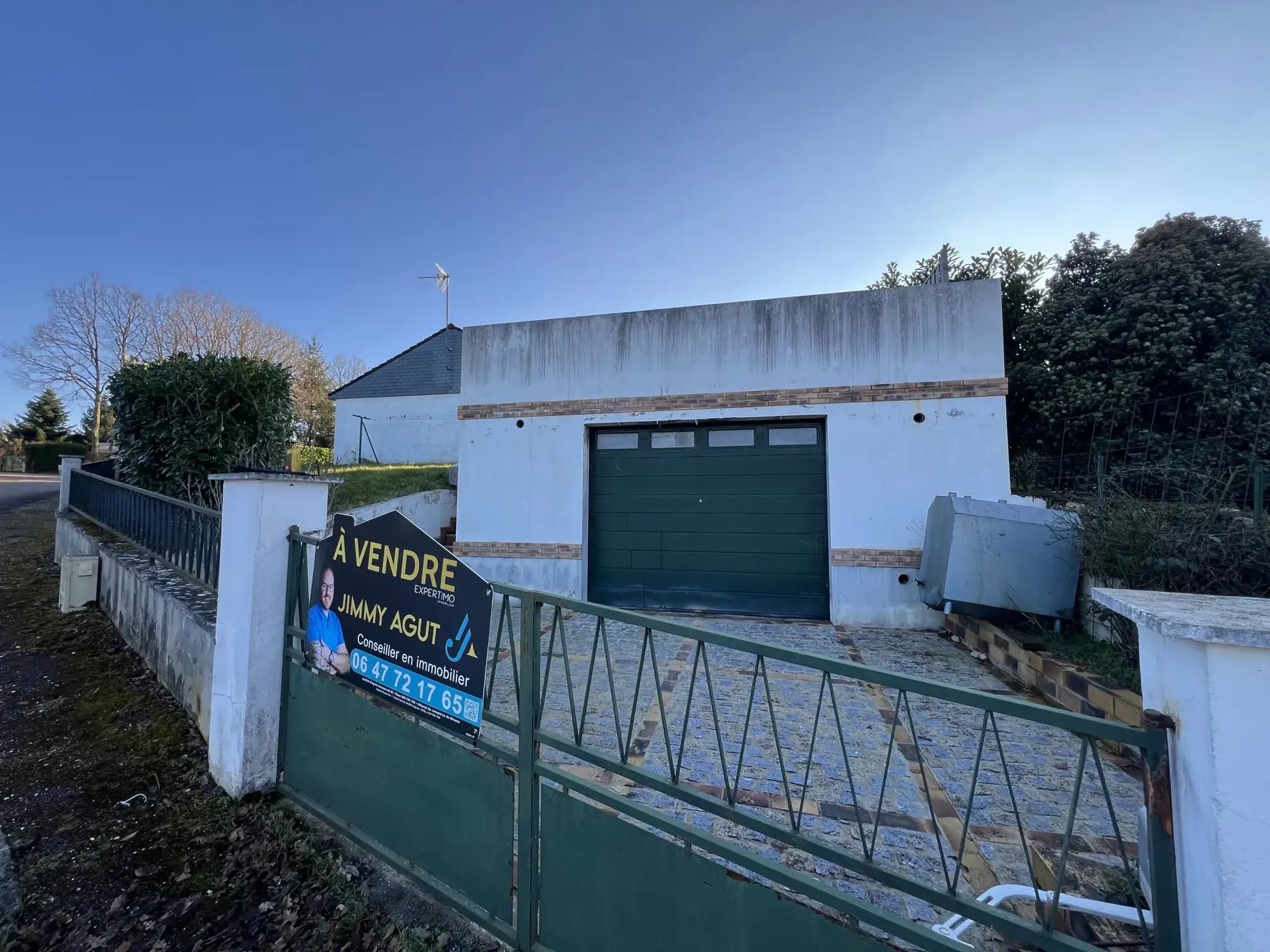 Vente pavillon de plain-pied avec 2 chambres, grand garage et jardin clos à Saint-Prive 