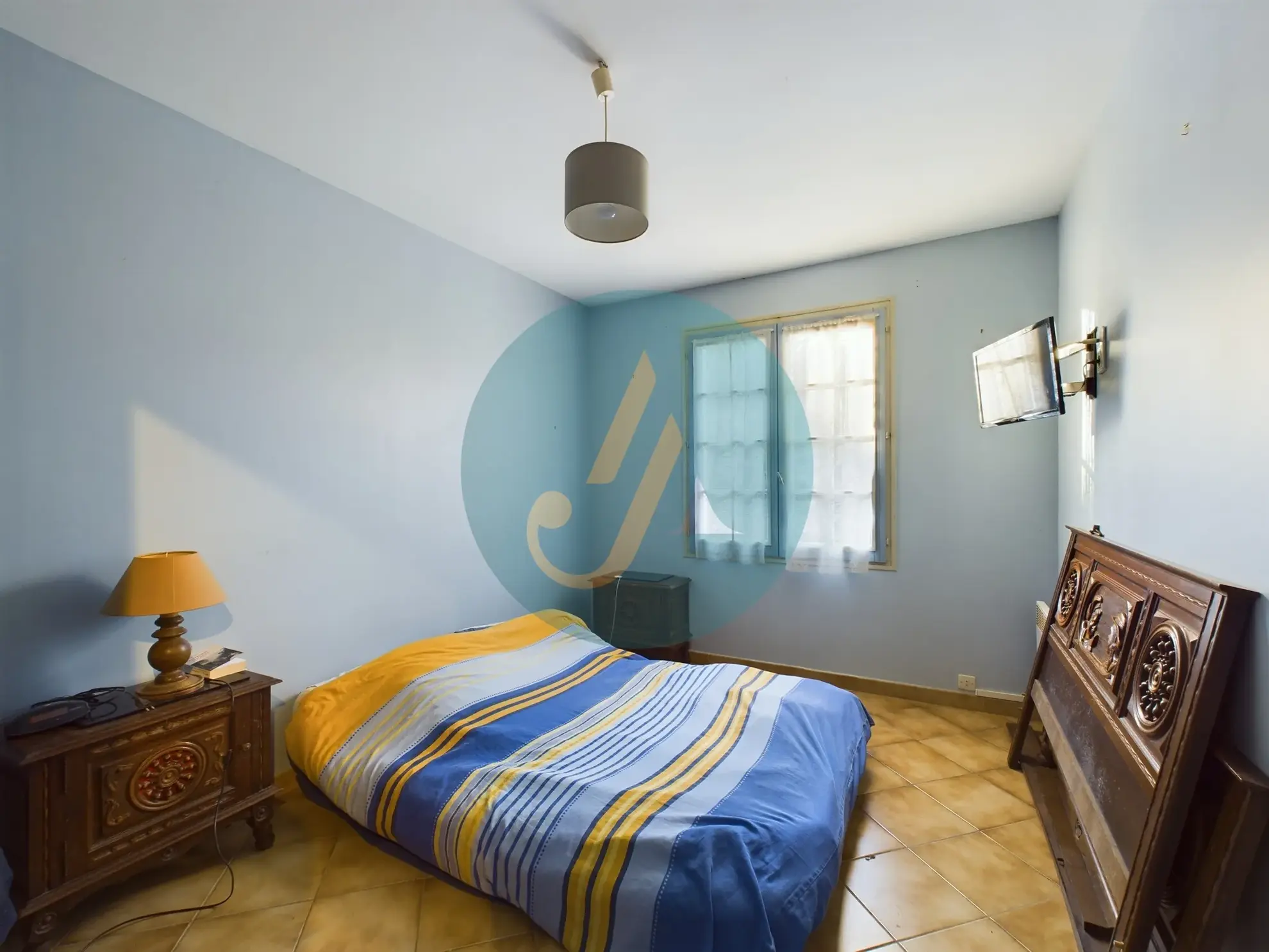 Vente pavillon de plain-pied avec 2 chambres, grand garage et jardin clos à Saint-Prive 