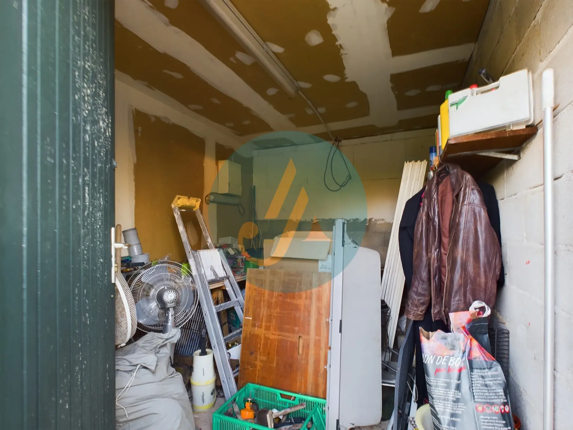 Vente pavillon de plain-pied avec 2 chambres, grand garage et jardin clos à Saint-Prive 