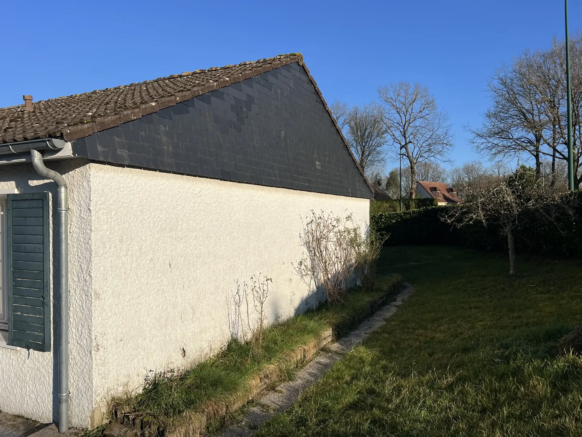 Vente pavillon de plain-pied avec 2 chambres, grand garage et jardin clos à Saint-Prive 