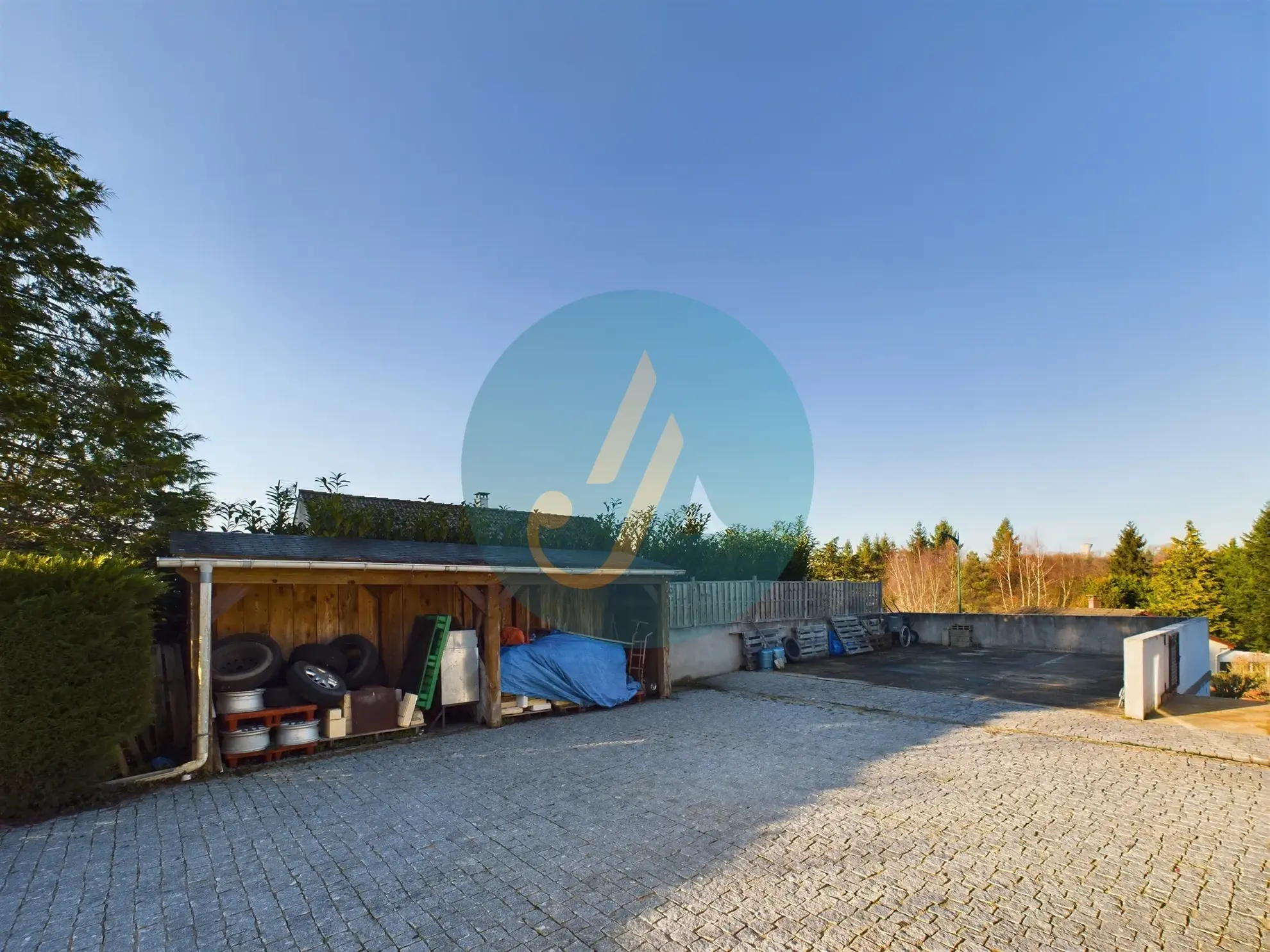 Vente pavillon de plain-pied avec 2 chambres, grand garage et jardin clos à Saint-Prive 