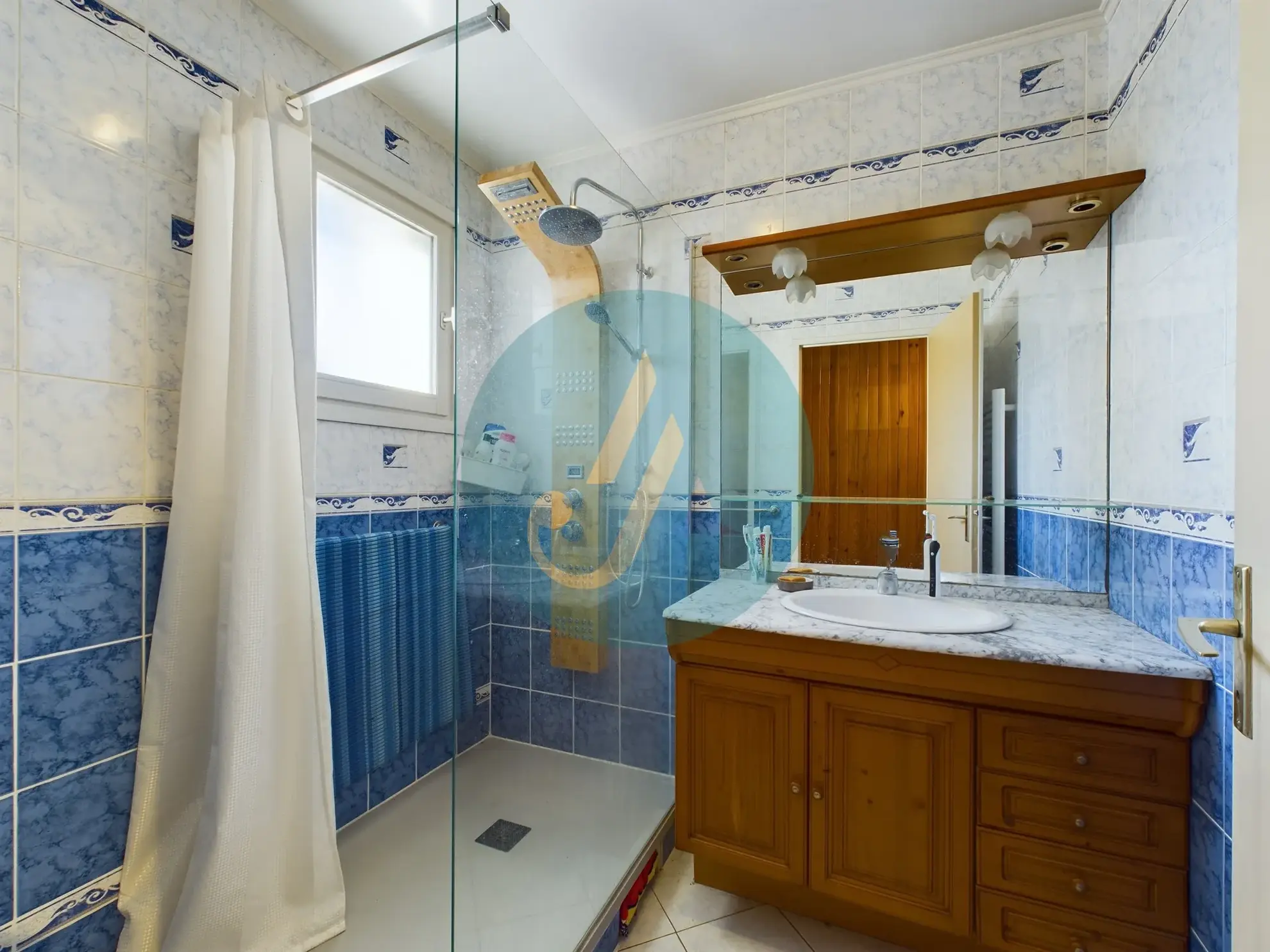 Vente pavillon de plain-pied avec 2 chambres, grand garage et jardin clos à Saint-Prive 