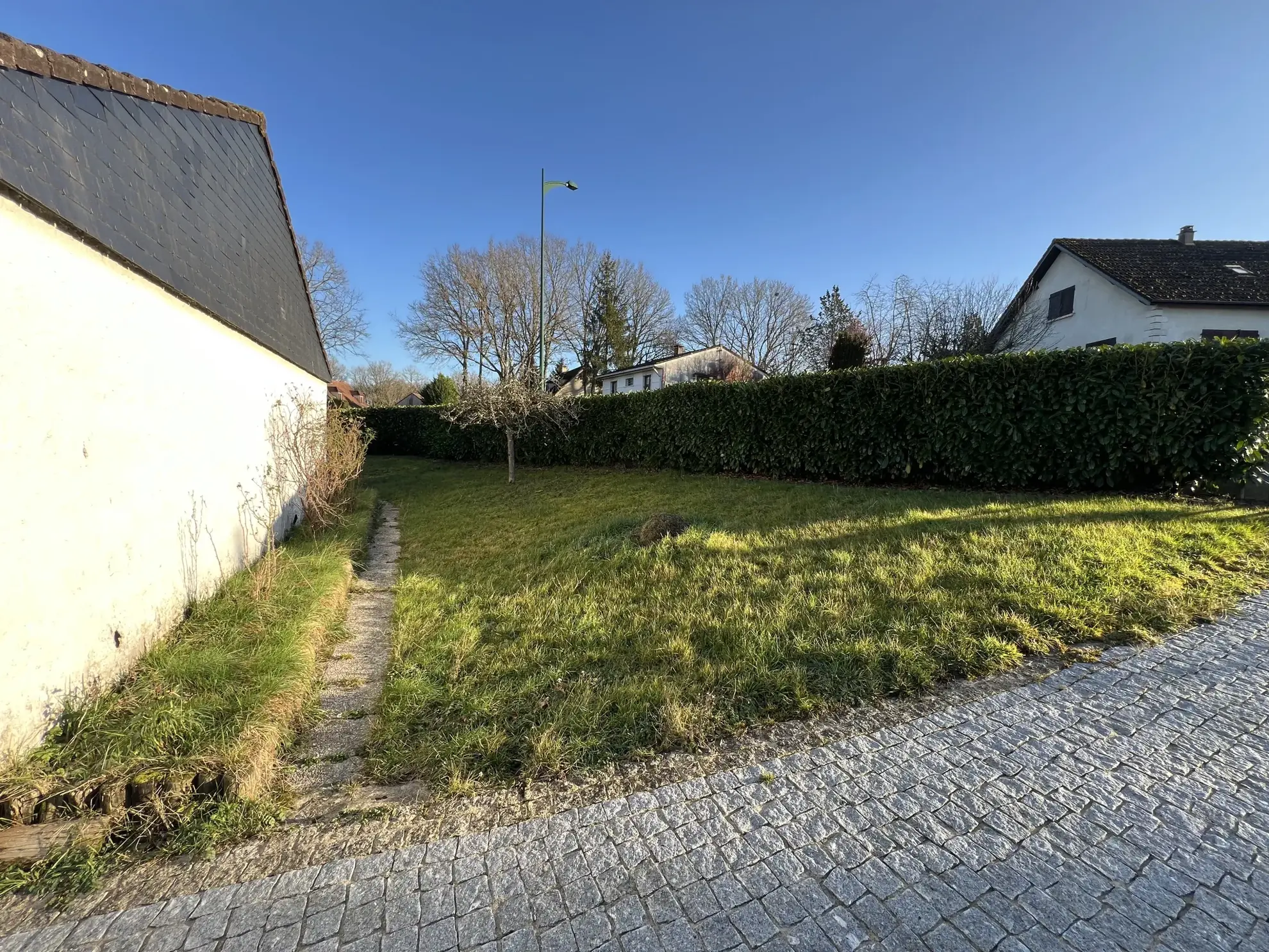 Vente pavillon de plain-pied avec 2 chambres, grand garage et jardin clos à Saint-Prive 