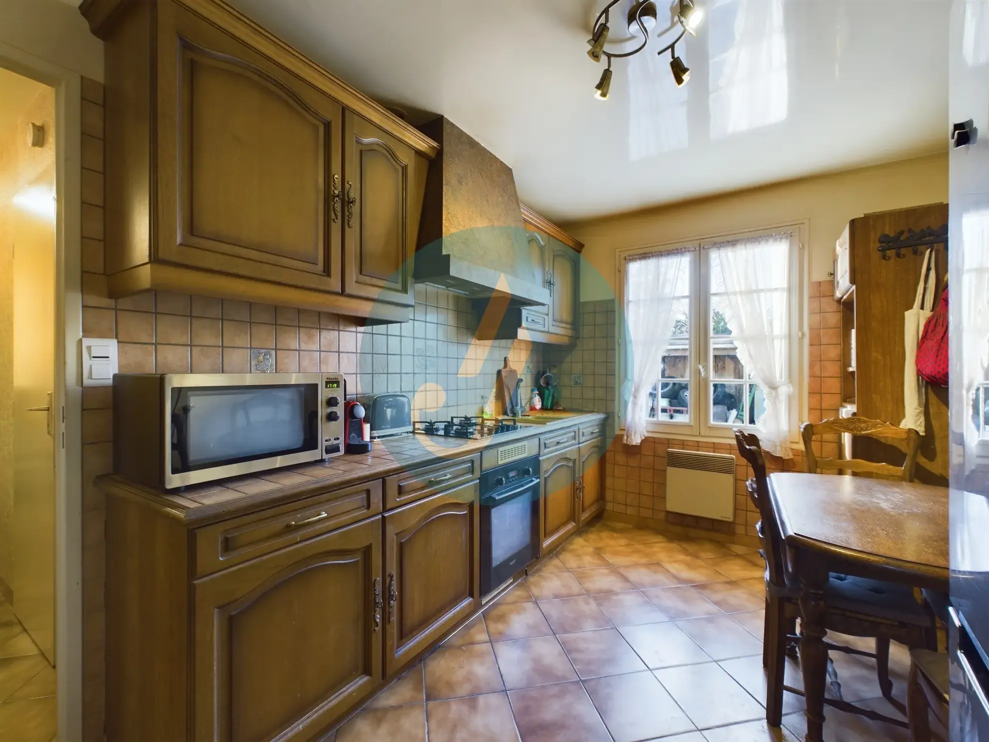 Vente pavillon de plain-pied avec 2 chambres, grand garage et jardin clos à Saint-Prive 