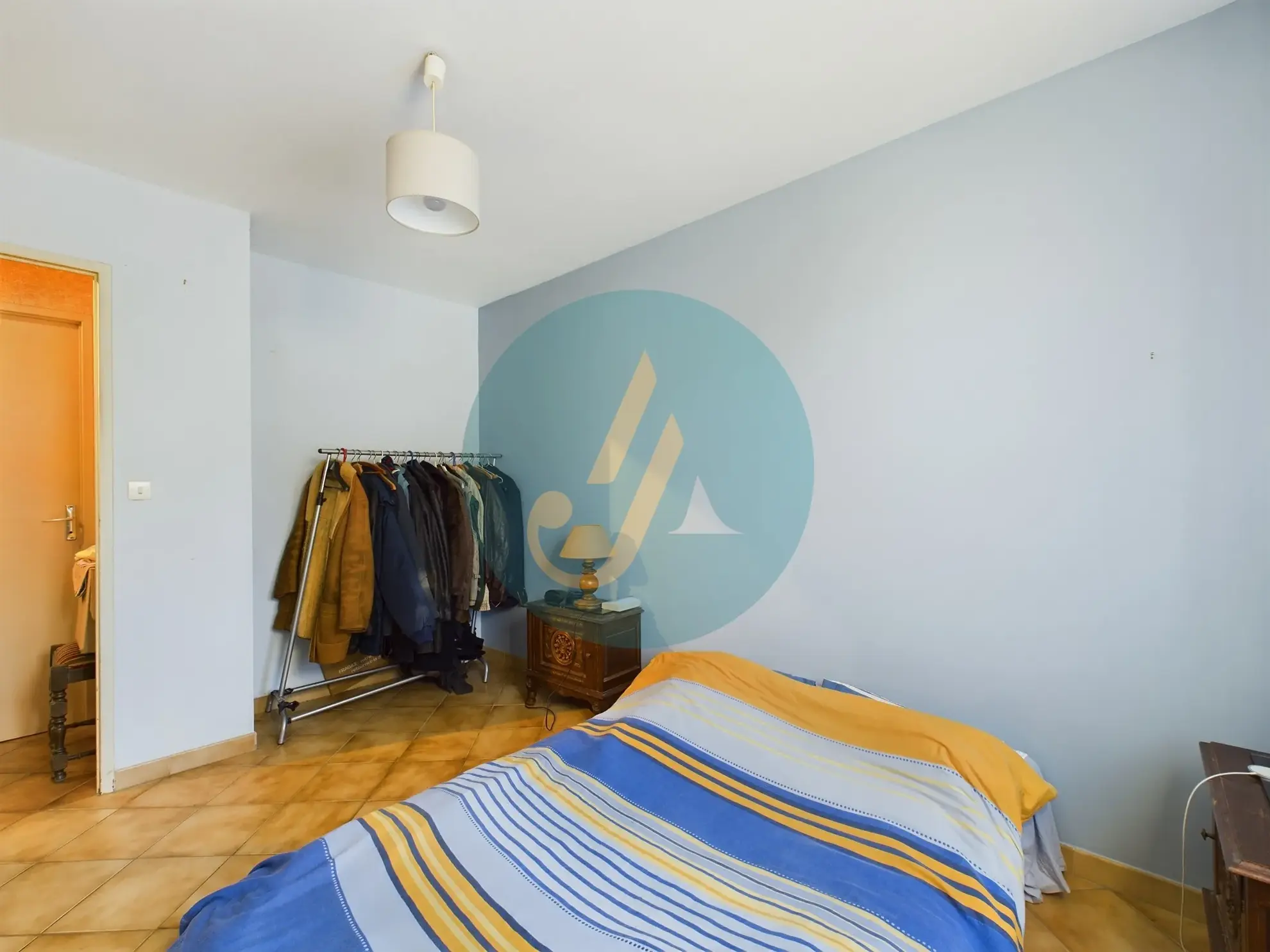 Vente pavillon de plain-pied avec 2 chambres, grand garage et jardin clos à Saint-Prive 