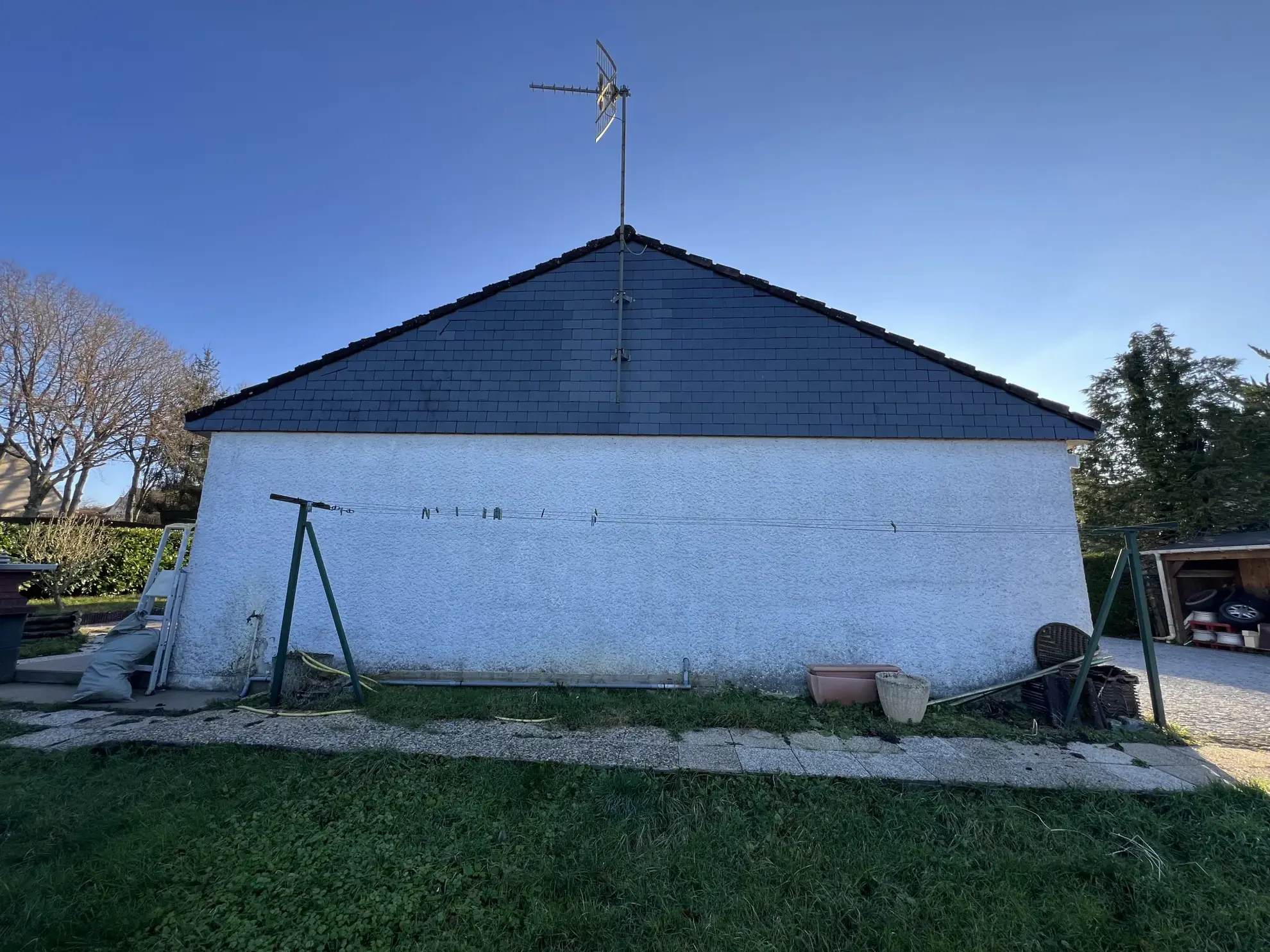 Vente pavillon de plain-pied avec 2 chambres, grand garage et jardin clos à Saint-Prive 