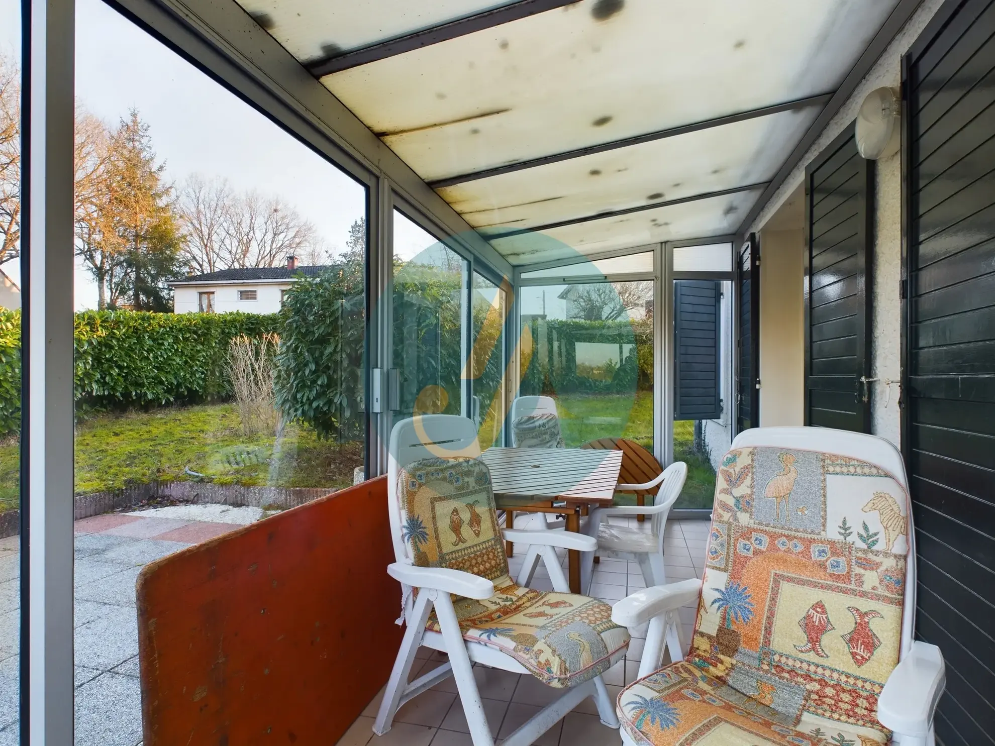 Vente pavillon de plain-pied avec 2 chambres, grand garage et jardin clos à Saint-Prive 