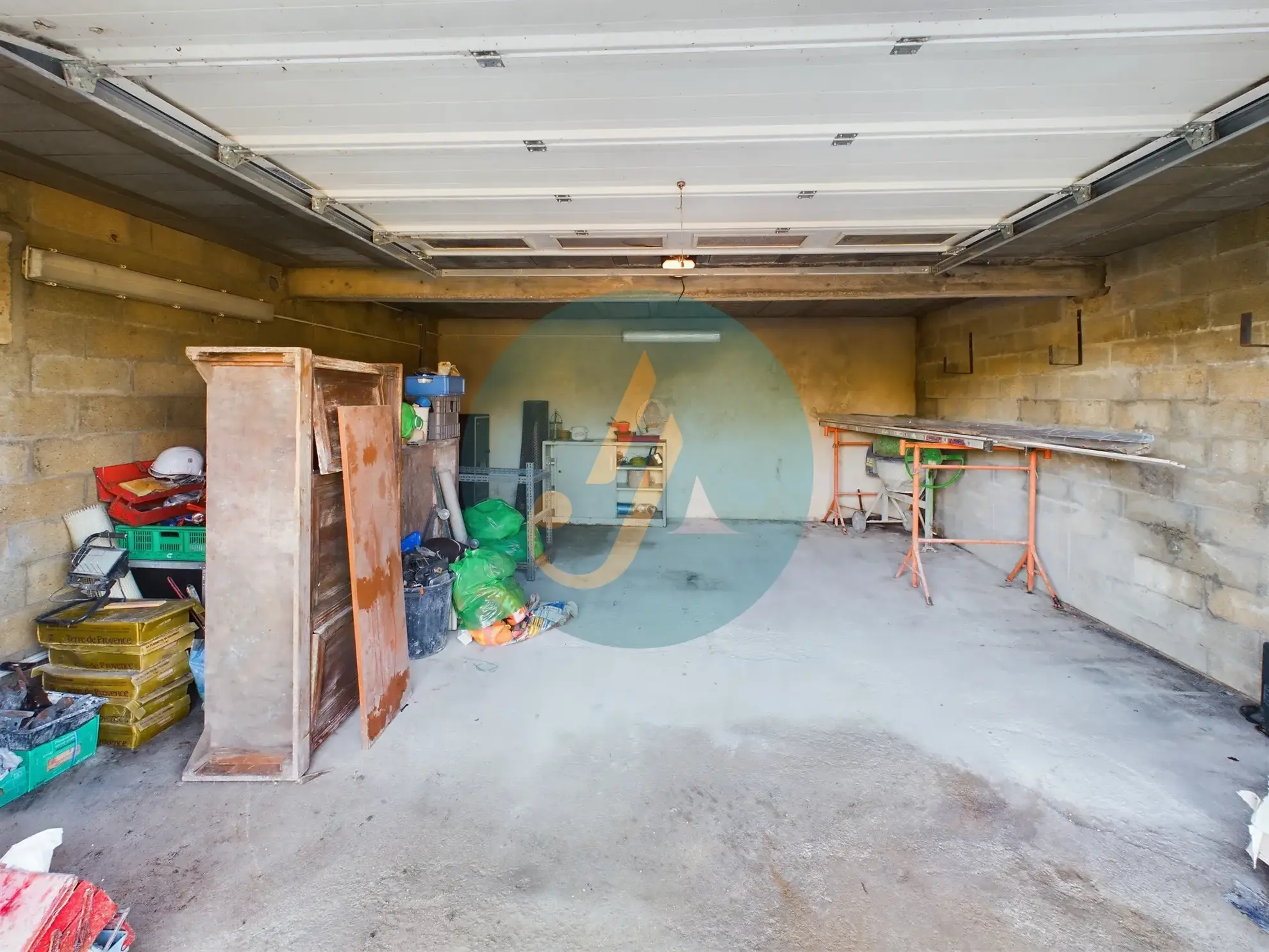 Vente pavillon de plain-pied avec 2 chambres, grand garage et jardin clos à Saint-Prive 