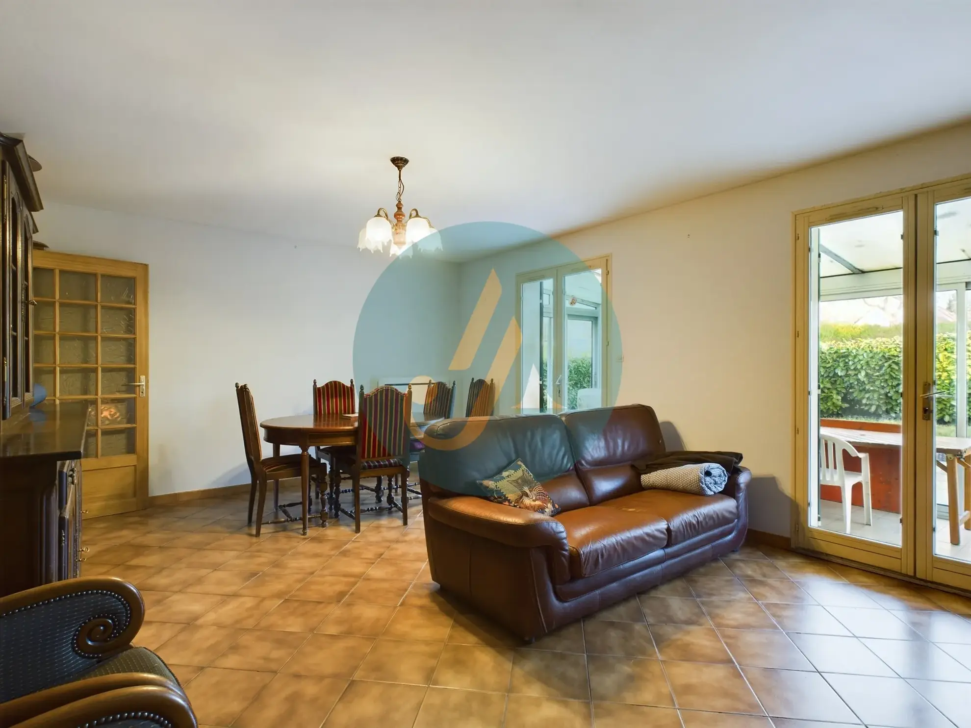 Vente pavillon de plain-pied avec 2 chambres, grand garage et jardin clos à Saint-Prive 