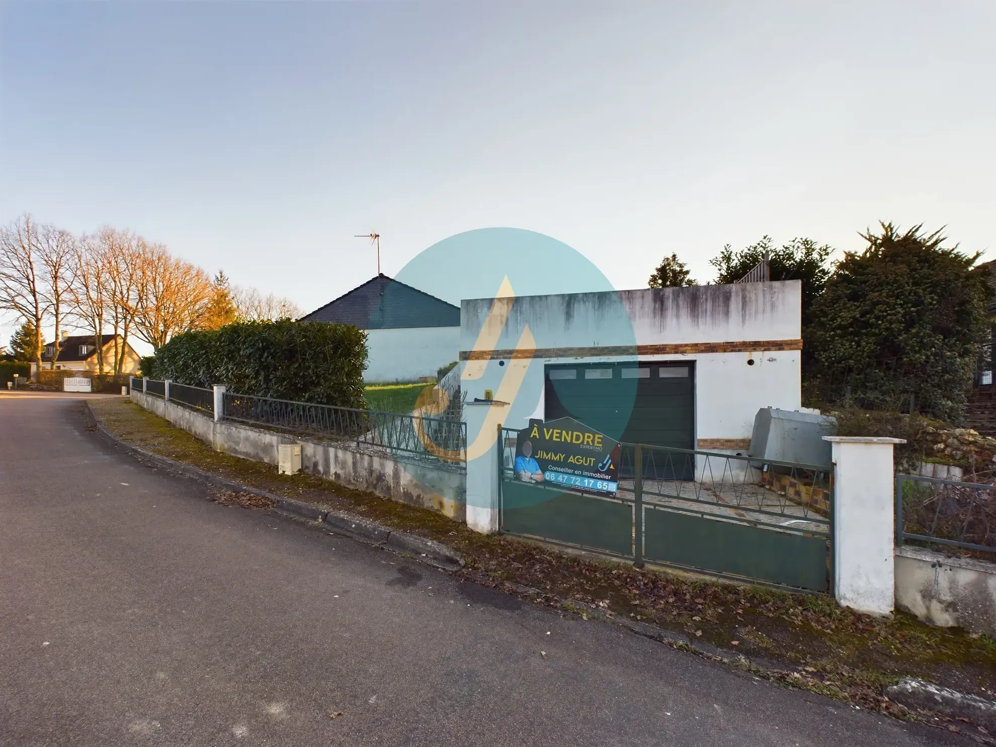 Vente pavillon de plain-pied avec 2 chambres, grand garage et jardin clos à Saint-Prive 