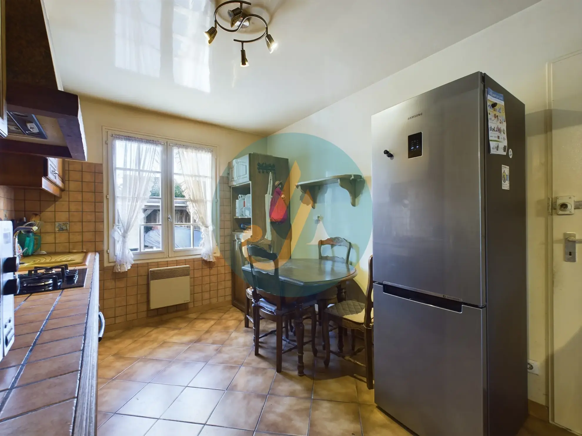 Vente pavillon de plain-pied avec 2 chambres, grand garage et jardin clos à Saint-Prive 