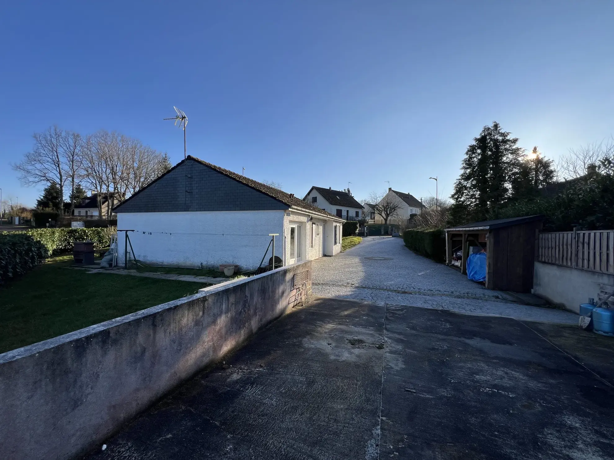 Vente pavillon de plain-pied avec 2 chambres, grand garage et jardin clos à Saint-Prive 