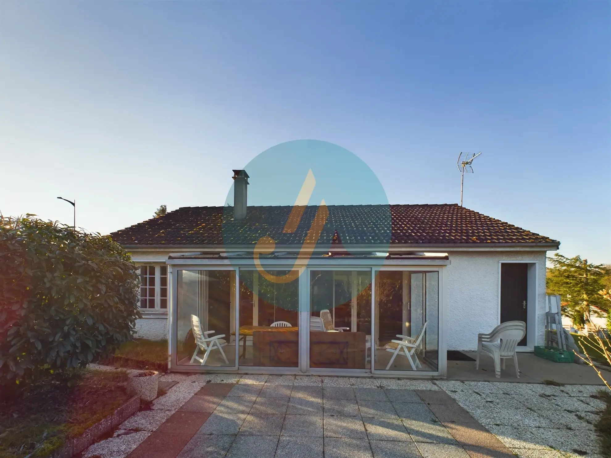 Vente pavillon de plain-pied avec 2 chambres, grand garage et jardin clos à Saint-Prive 