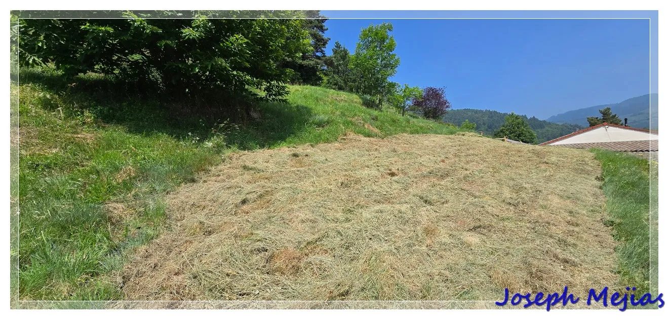Terrain à bâtir de 6 504 m² à Jaunac avec vue dégagée et exposition sud-est 