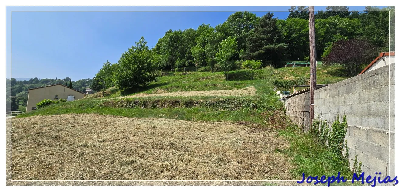 Terrain à bâtir de 6 504 m² à Jaunac avec vue dégagée et exposition sud-est 