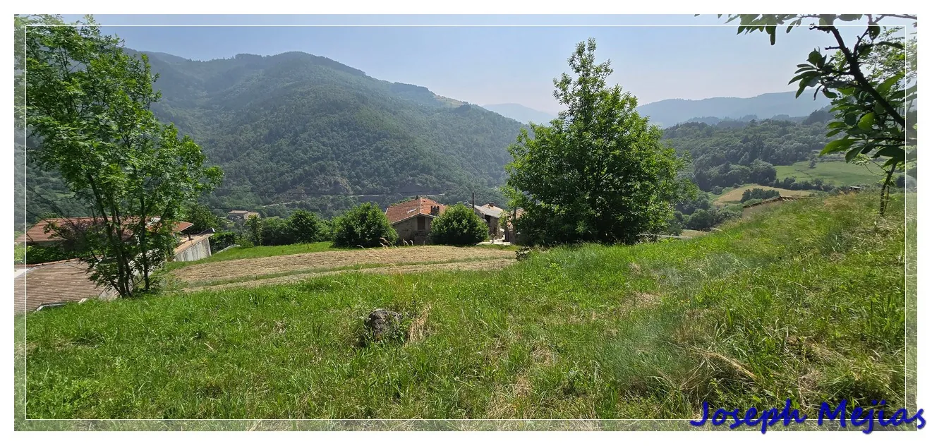 Terrain à bâtir de 6 504 m² à Jaunac avec vue dégagée et exposition sud-est