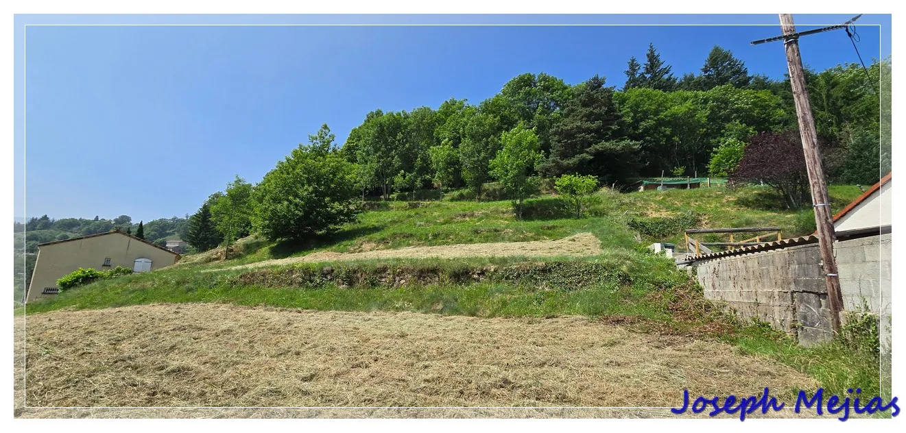 Terrain à bâtir de 6 504 m² à Jaunac avec vue dégagée et exposition sud-est 