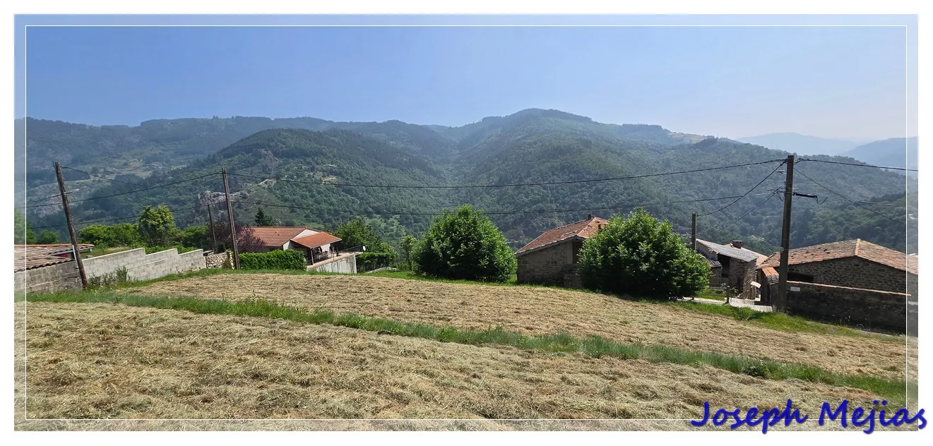 Terrain à bâtir de 6 504 m² à Jaunac avec vue dégagée et exposition sud-est 