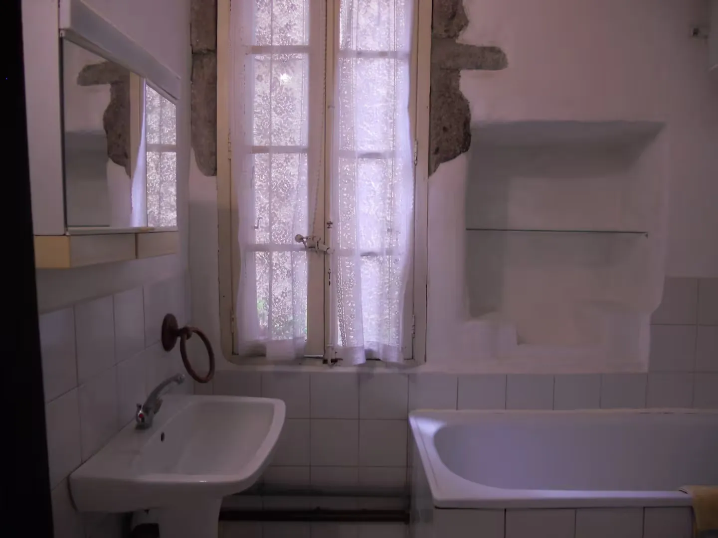 Appartement 4 pièces avec cour à vendre à Agde, idéalement situé 