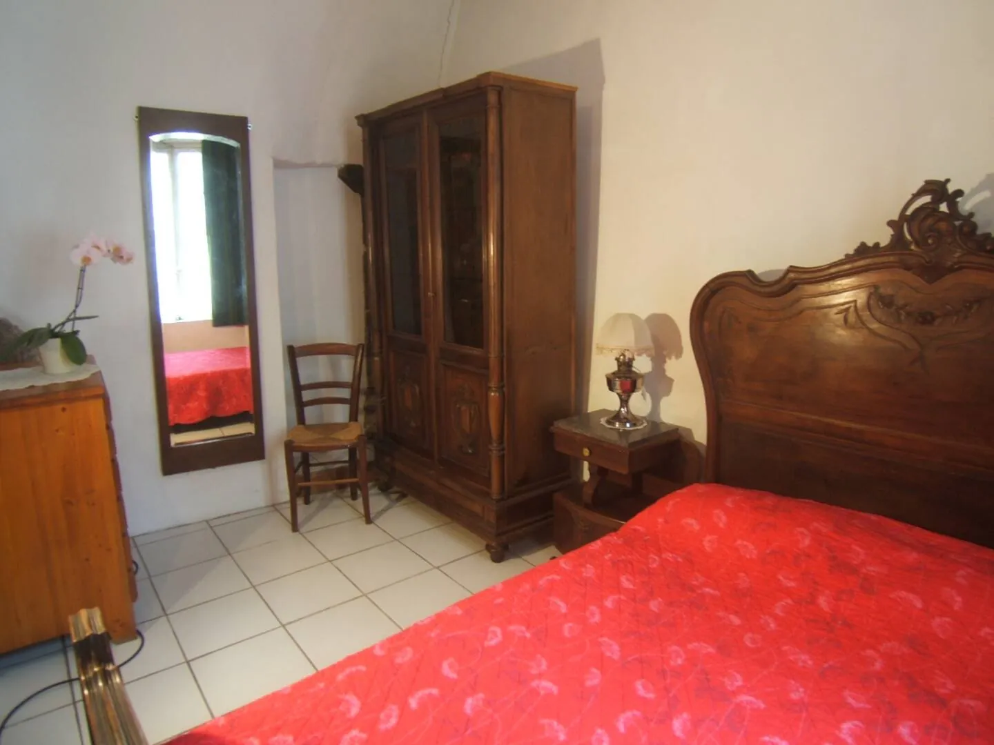 Appartement 4 pièces avec cour à vendre à Agde, idéalement situé 