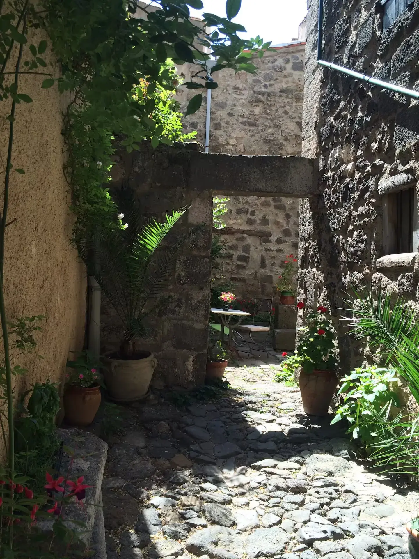 Appartement 4 pièces avec cour à vendre à Agde, idéalement situé 