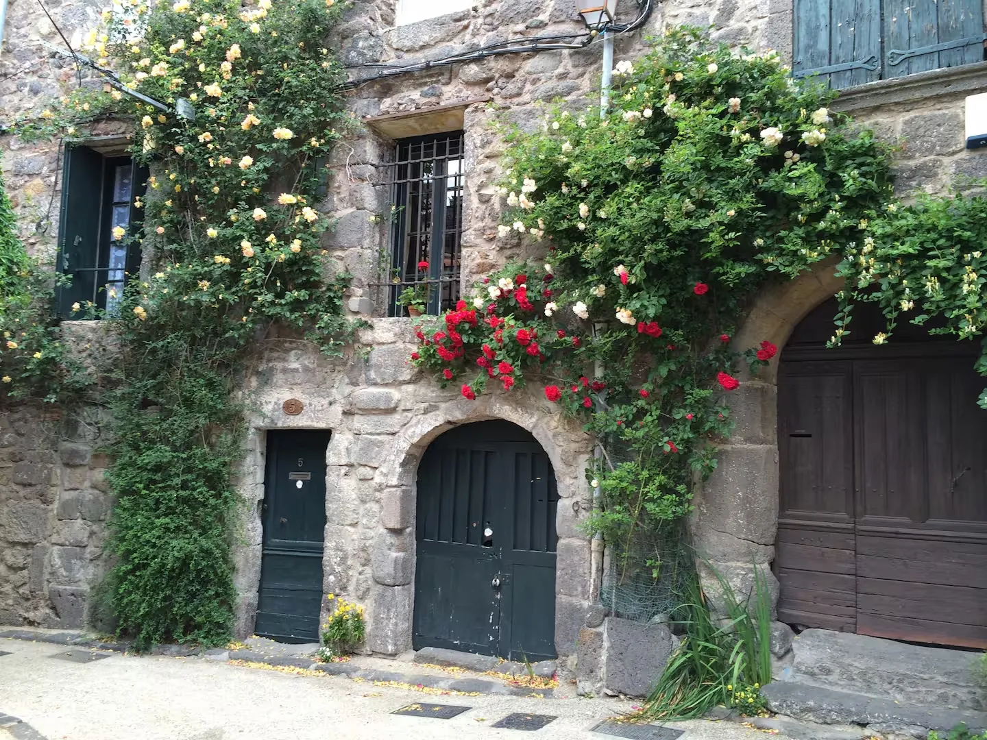 Appartement 4 pièces avec cour à vendre à Agde, idéalement situé 