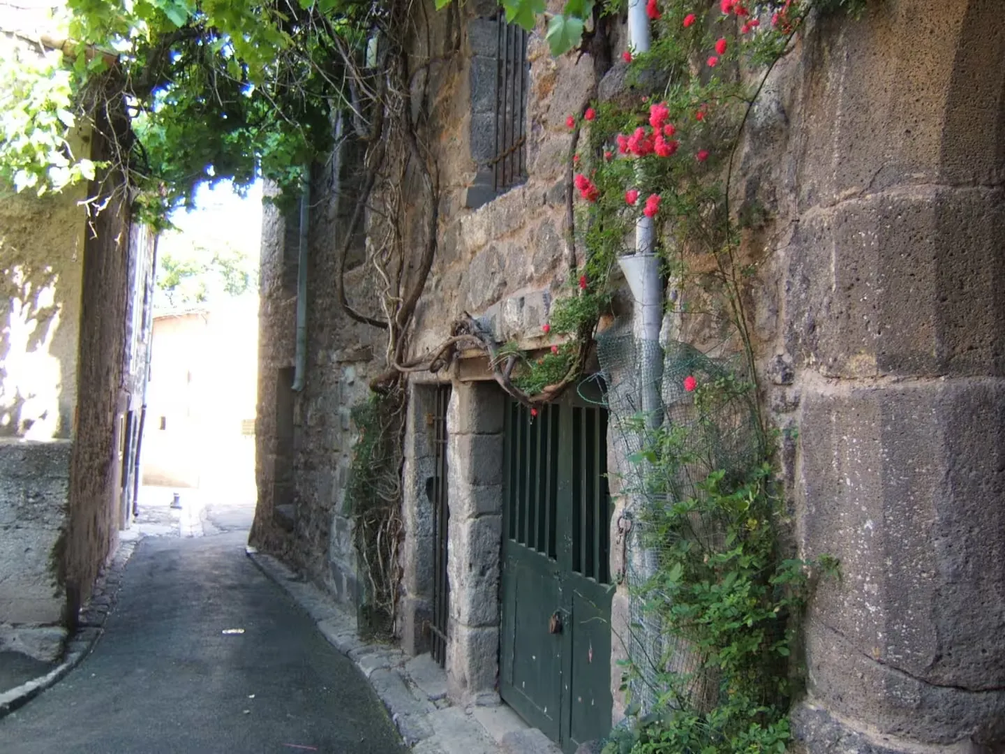 Appartement 4 pièces avec cour à vendre à Agde, idéalement situé 